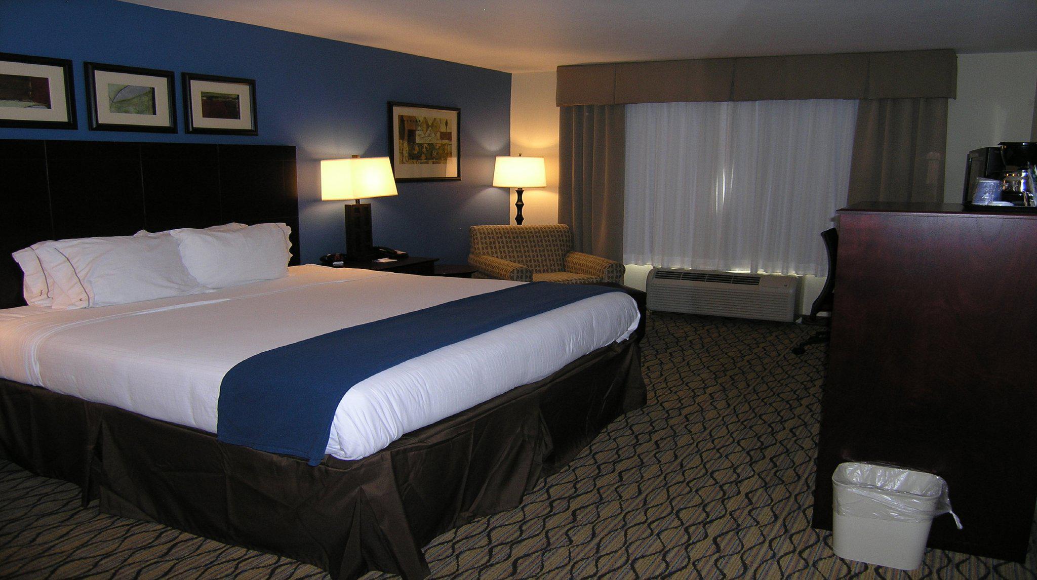 Holiday Inn Express & Suites Belle Vernon Photo