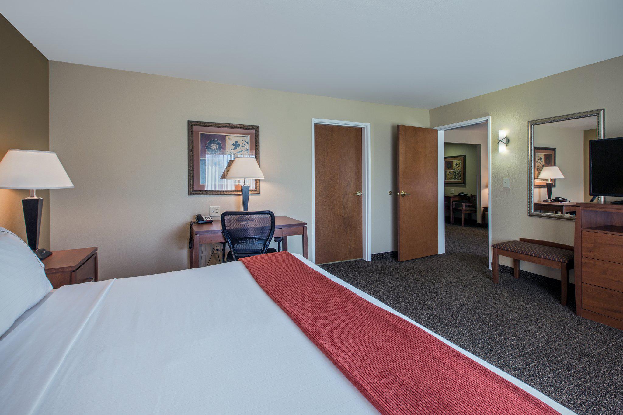 Holiday Inn Express & Suites Lewisburg Photo