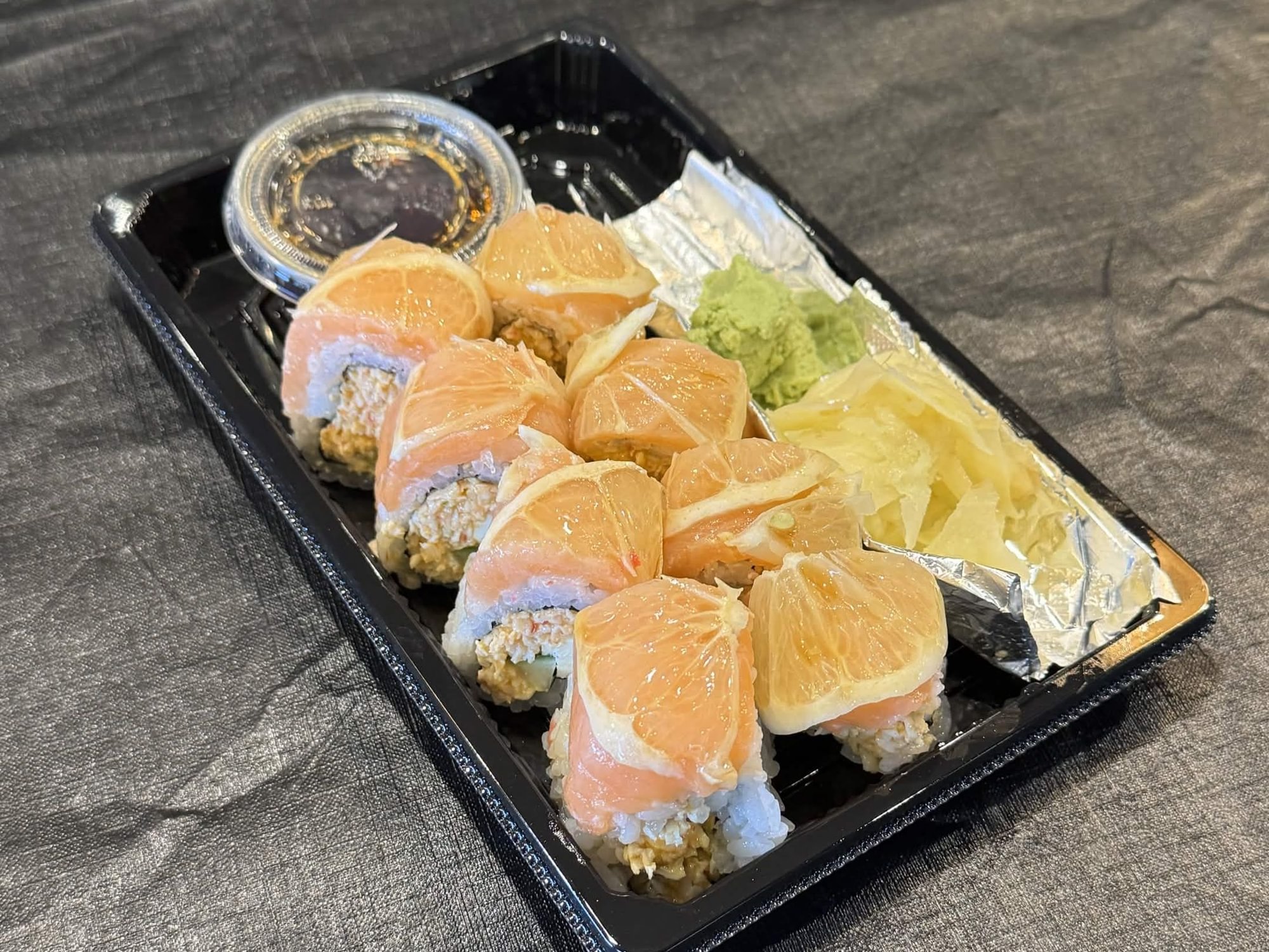 Salmon Lover Roll (8pcs)