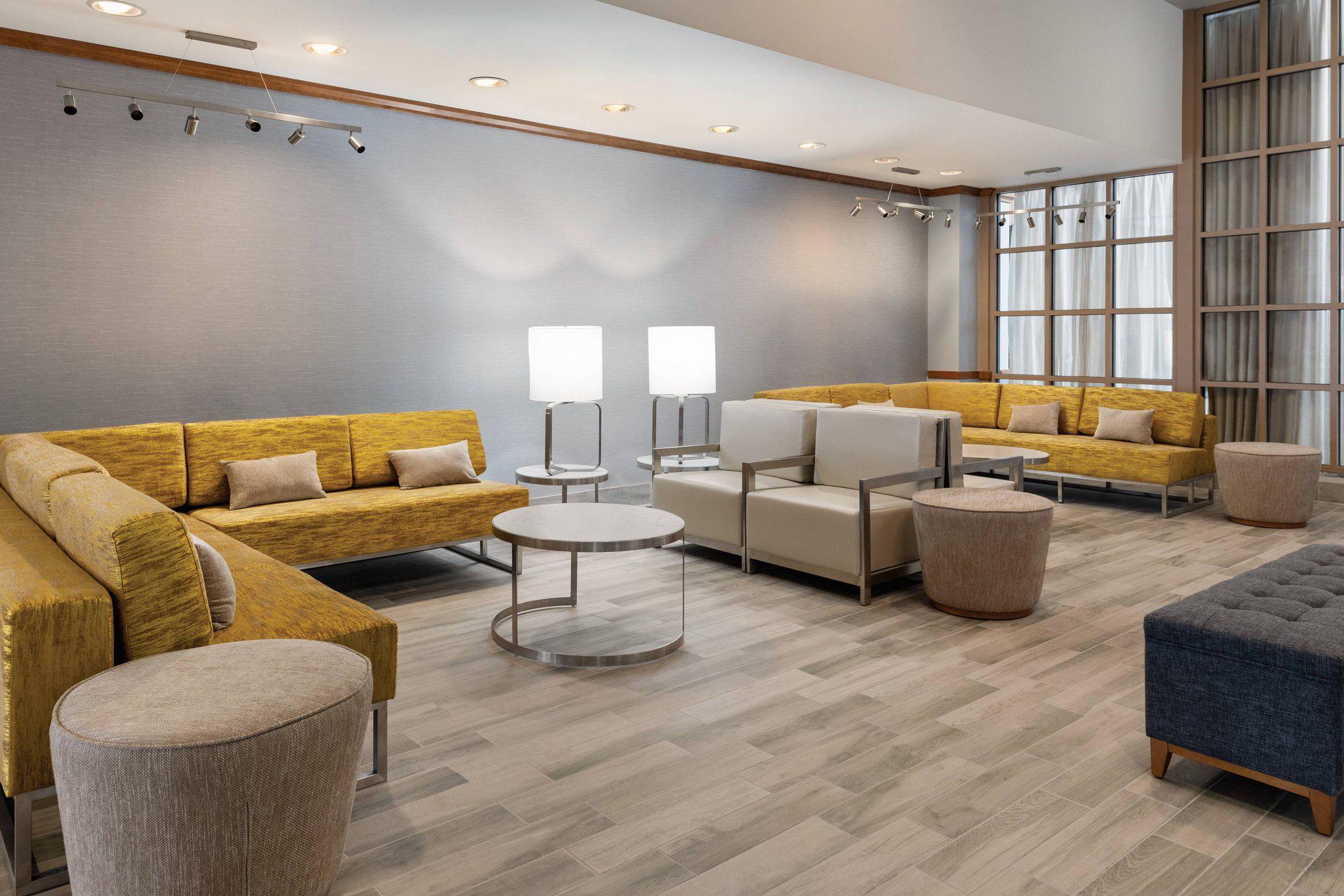 Milwaukee Airport Hotel Photo