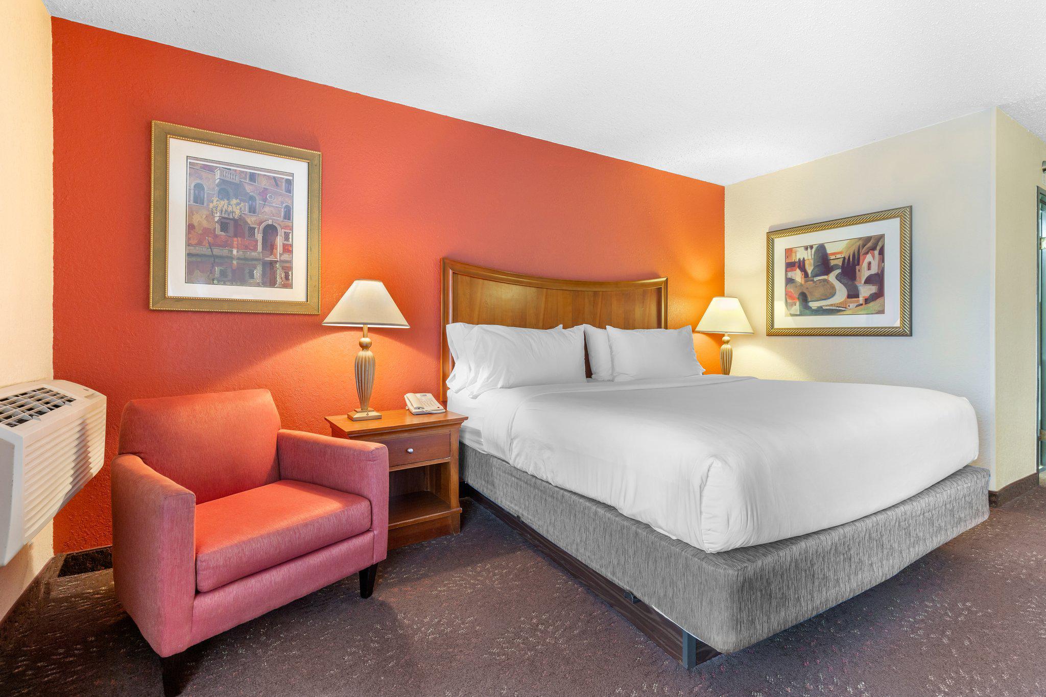 Holiday Inn Express Chicago-Downers Grove Photo