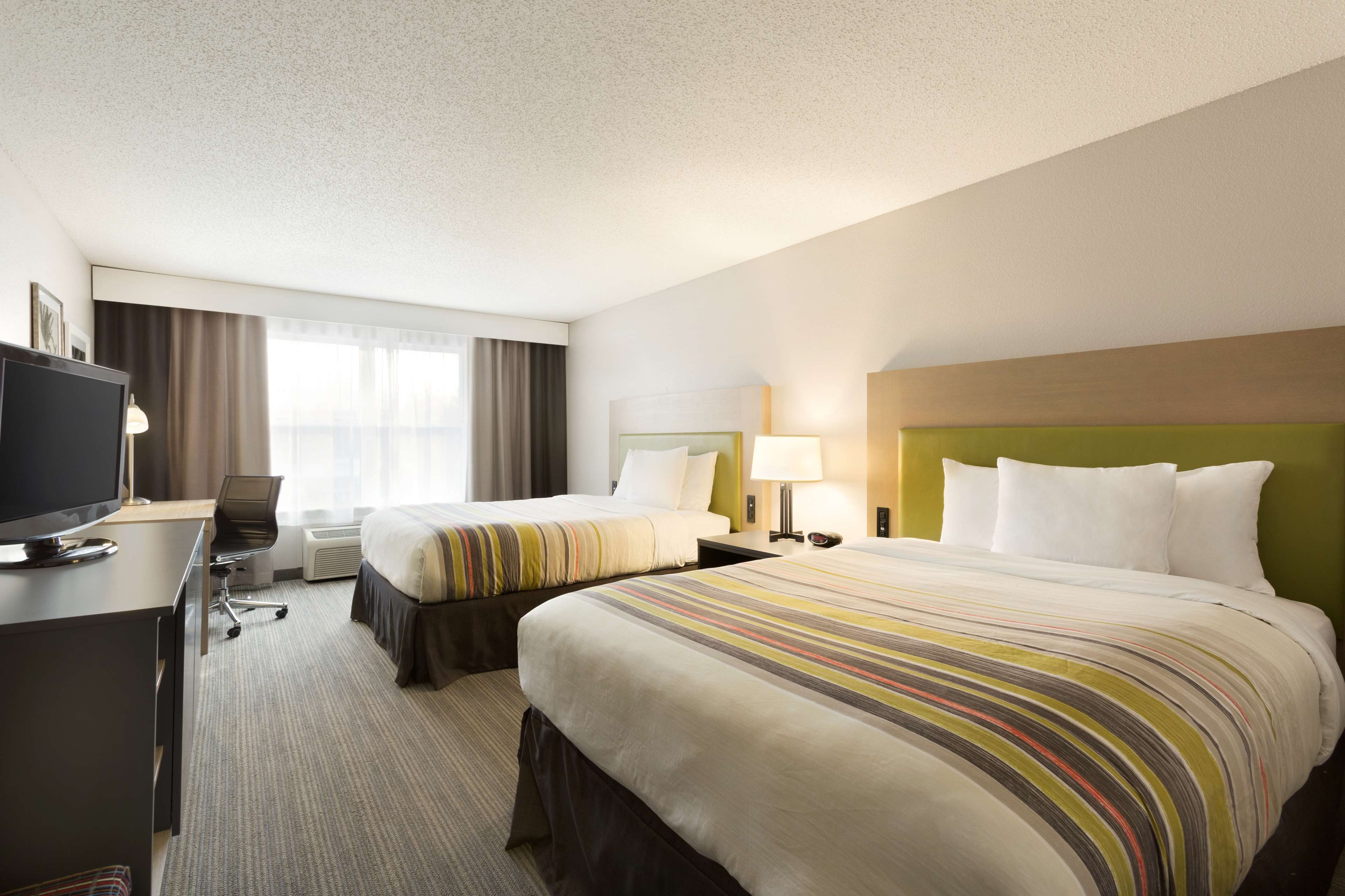 Country Inn & Suites by Radisson, Marquette, MI Photo