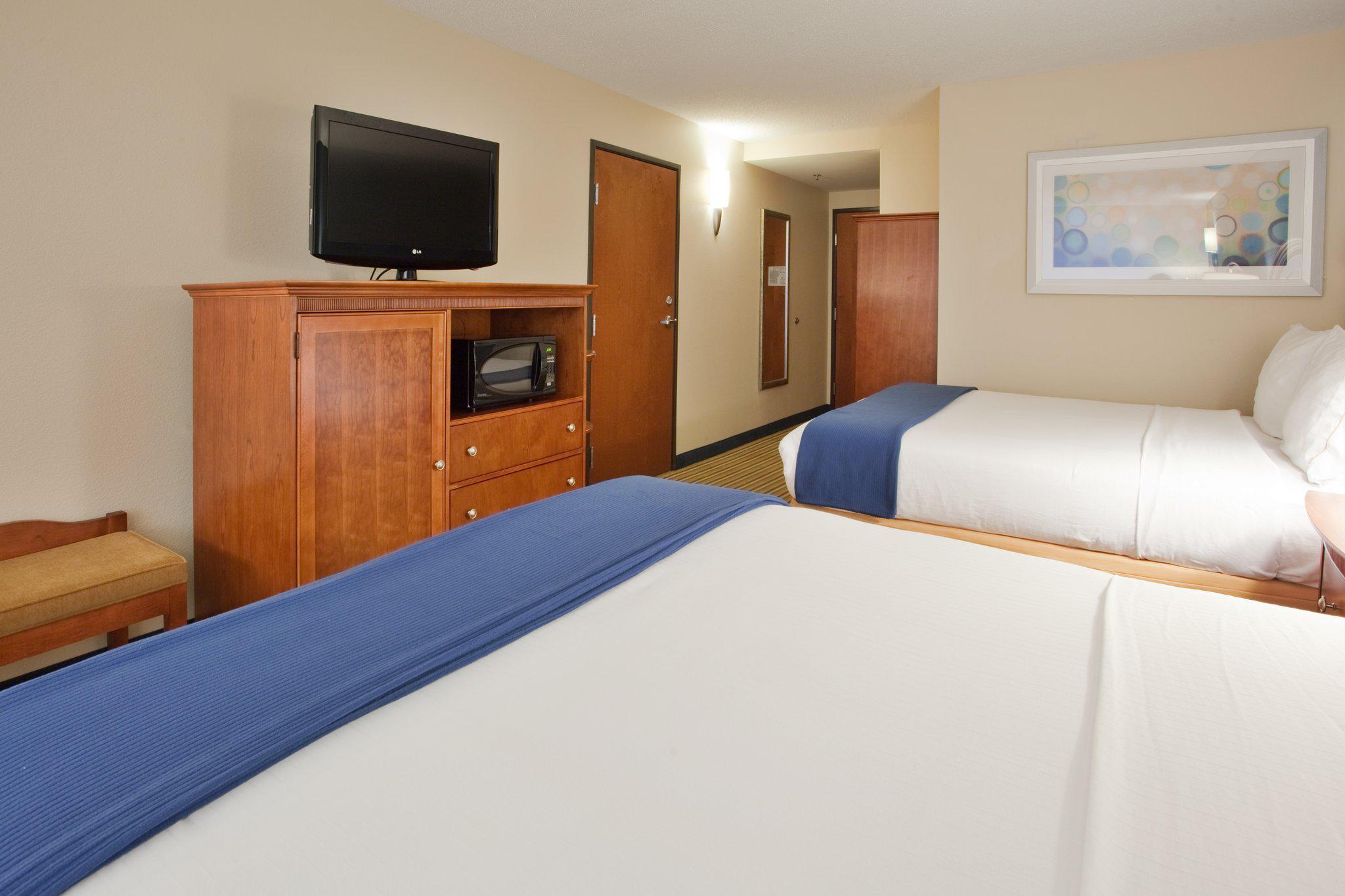 Holiday Inn Express & Suites Fredericksburg Photo