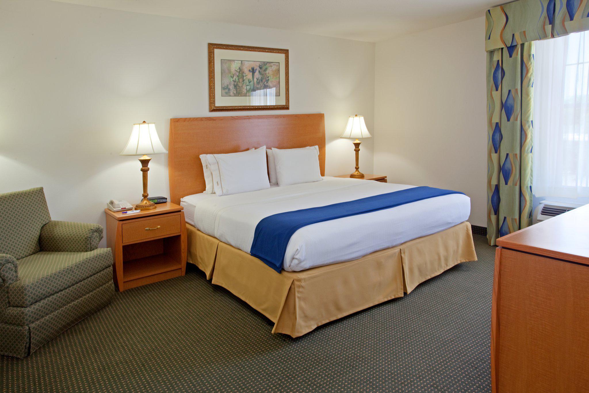 Holiday Inn Express & Suites Columbus Photo