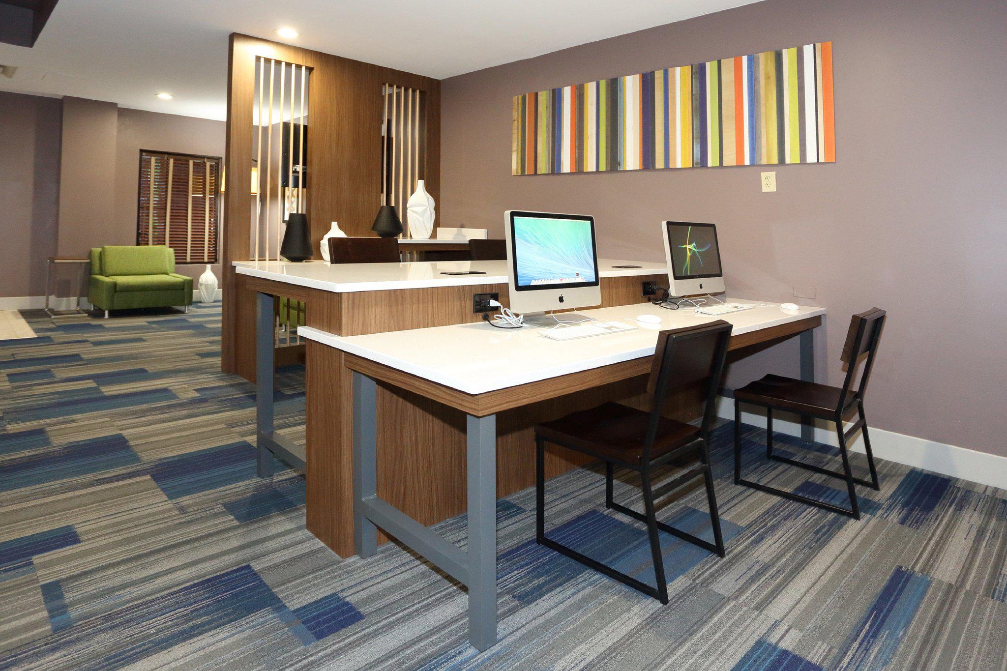 Holiday Inn Express & Suites Newport News Photo