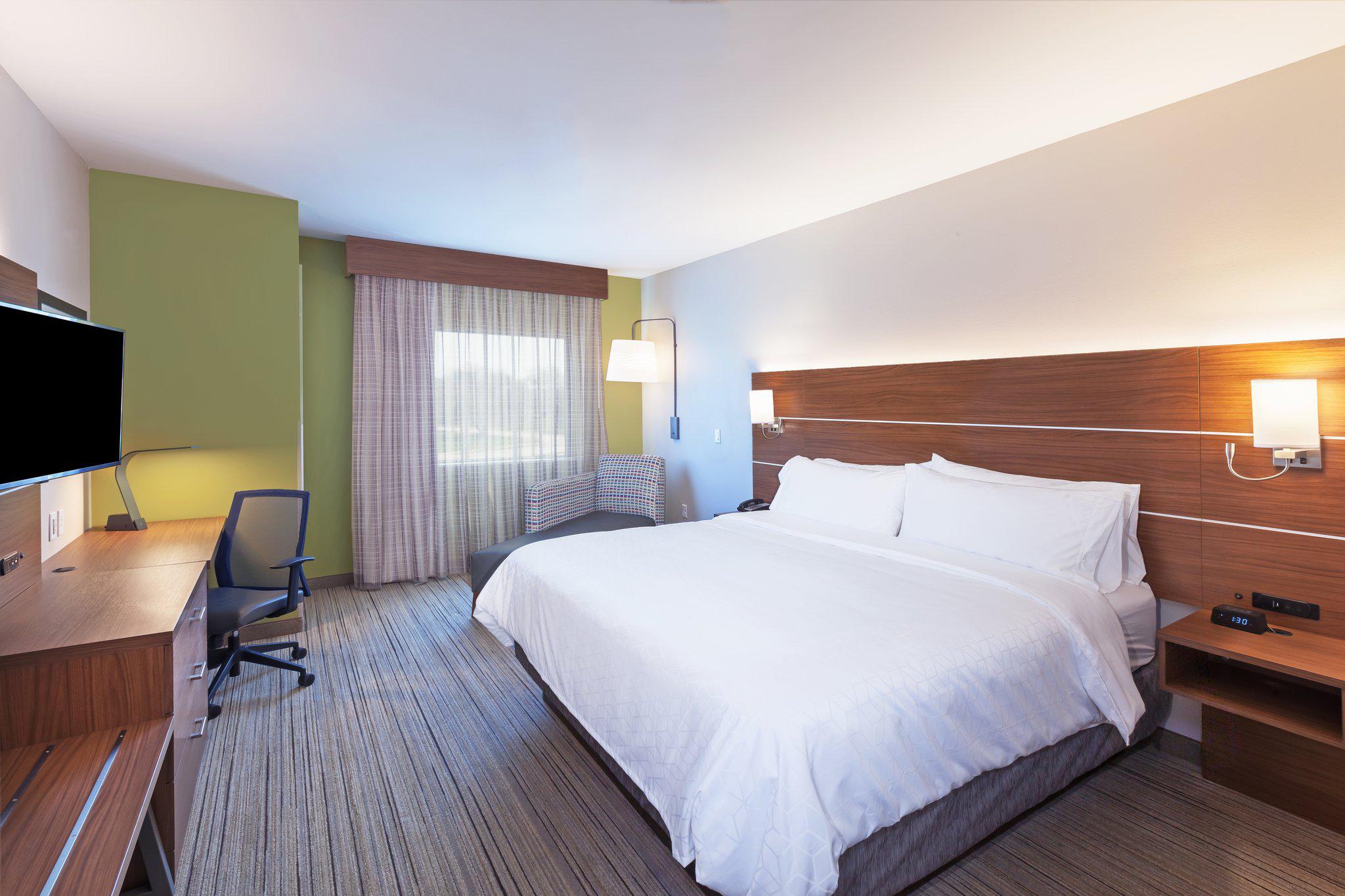 Holiday Inn Express & Suites Lenexa - Overland Park Area Photo