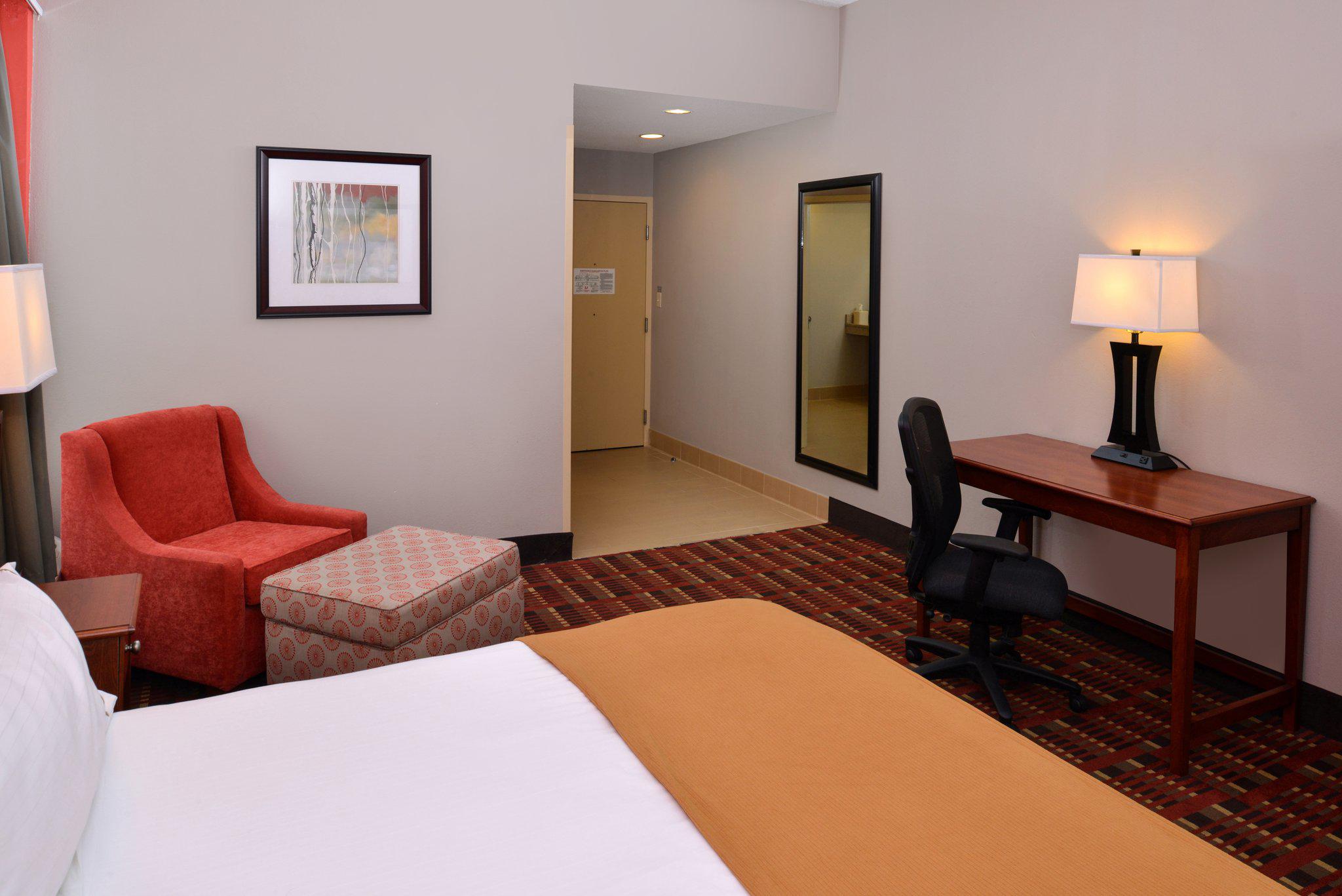 Holiday Inn Express Crestwood Photo