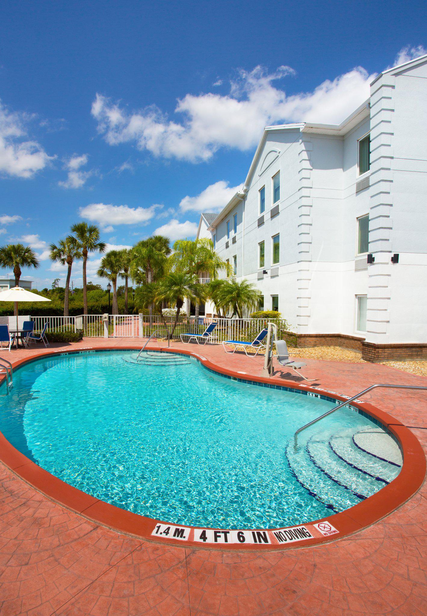 Holiday Inn Express & Suites Port Charlotte Photo