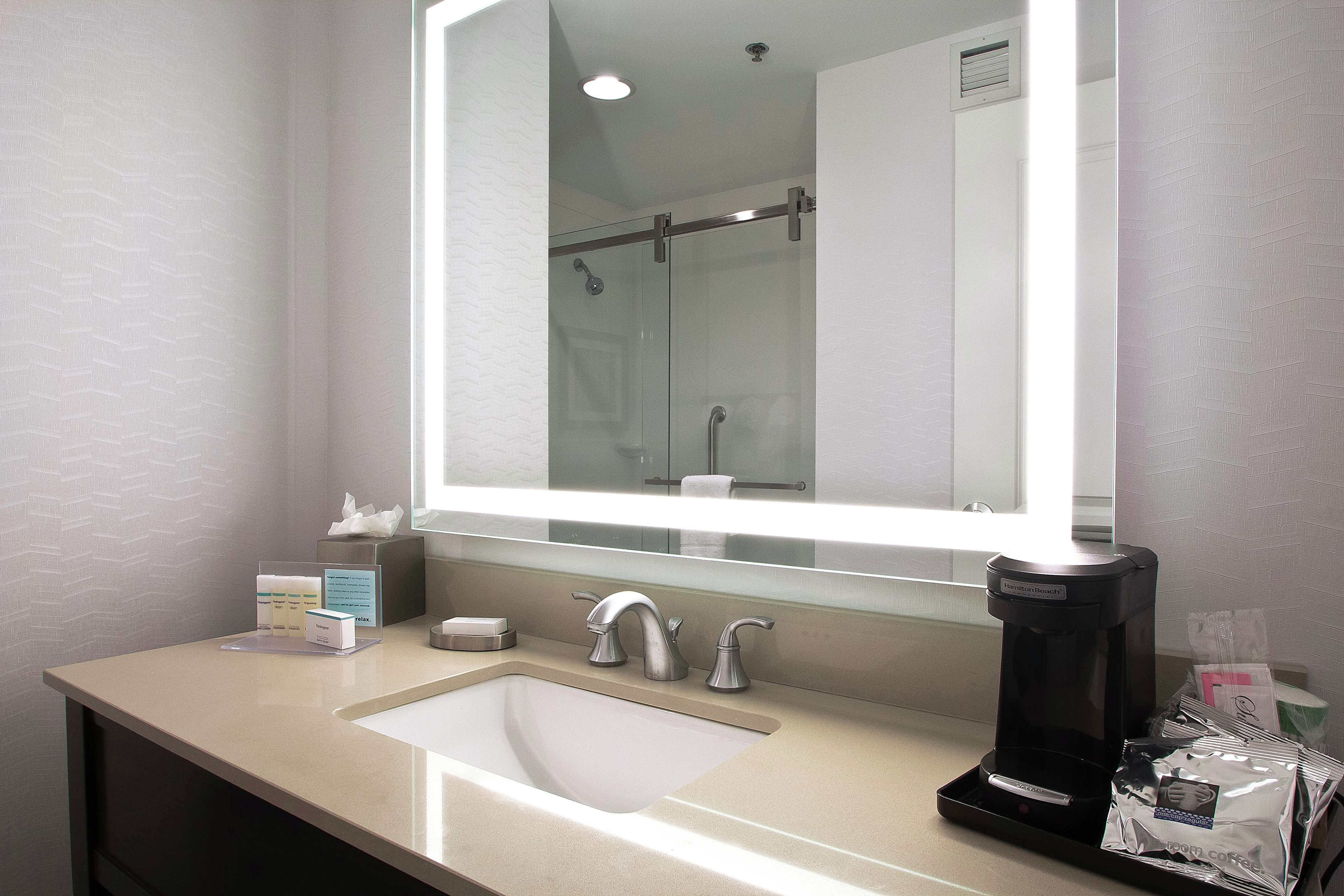 Guest room bath