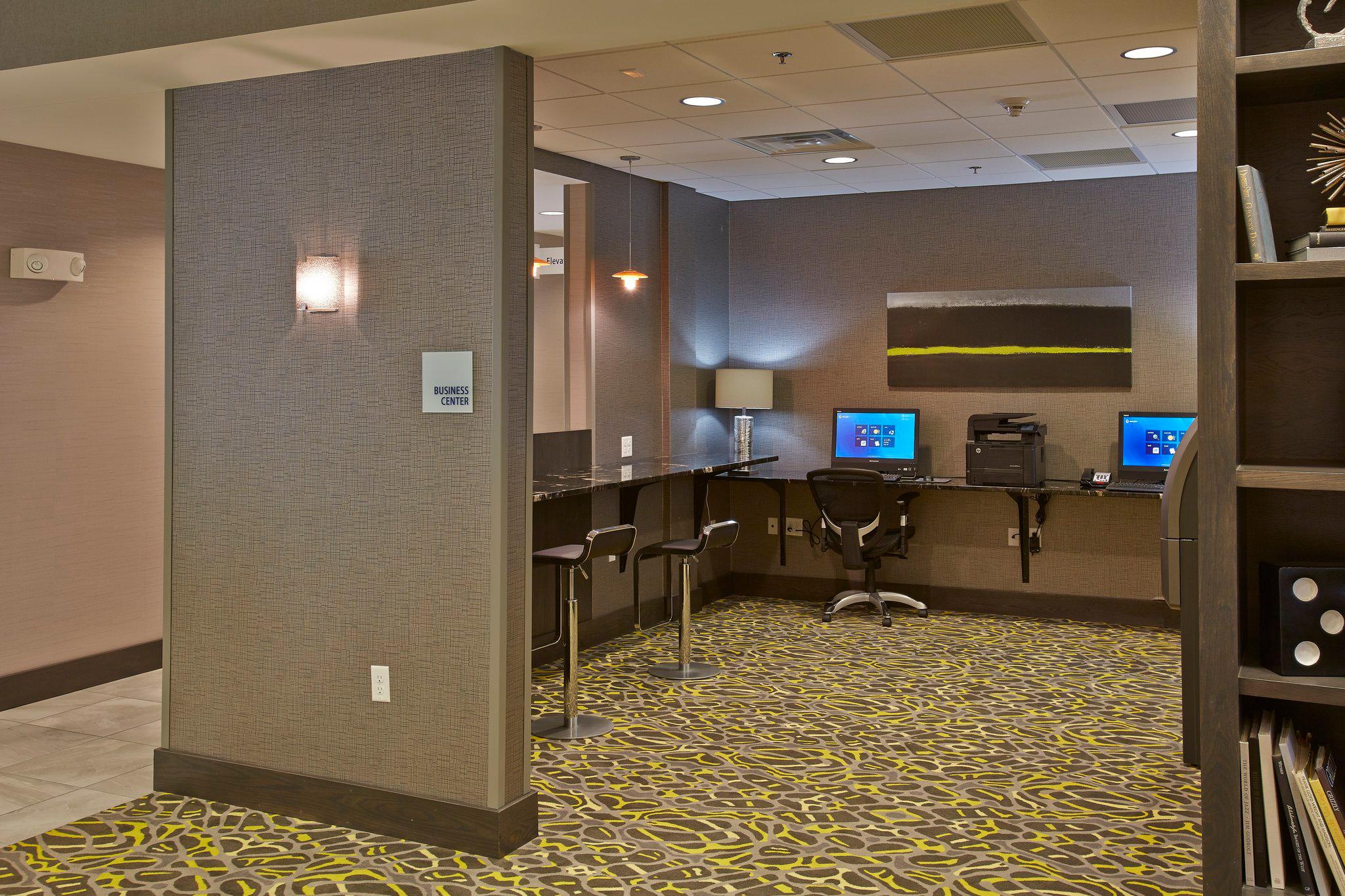 Holiday Inn Express & Suites Madison Central Photo