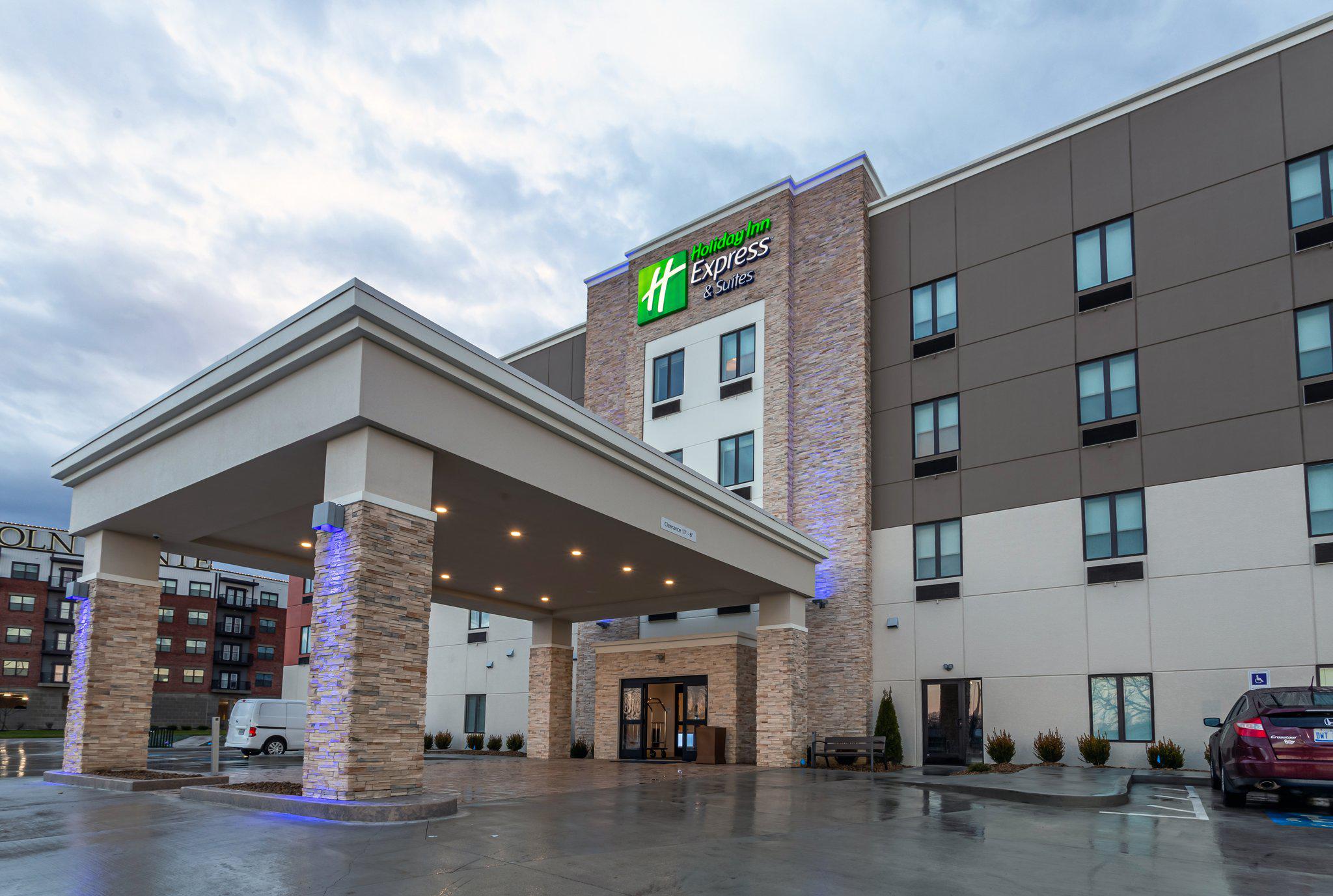 Holiday Inn Express & Suites Columbus - Worthington Photo