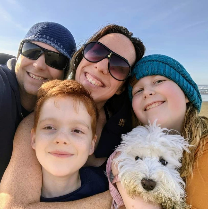 A selfie photo of a family of four, dad, mom, sister and brother