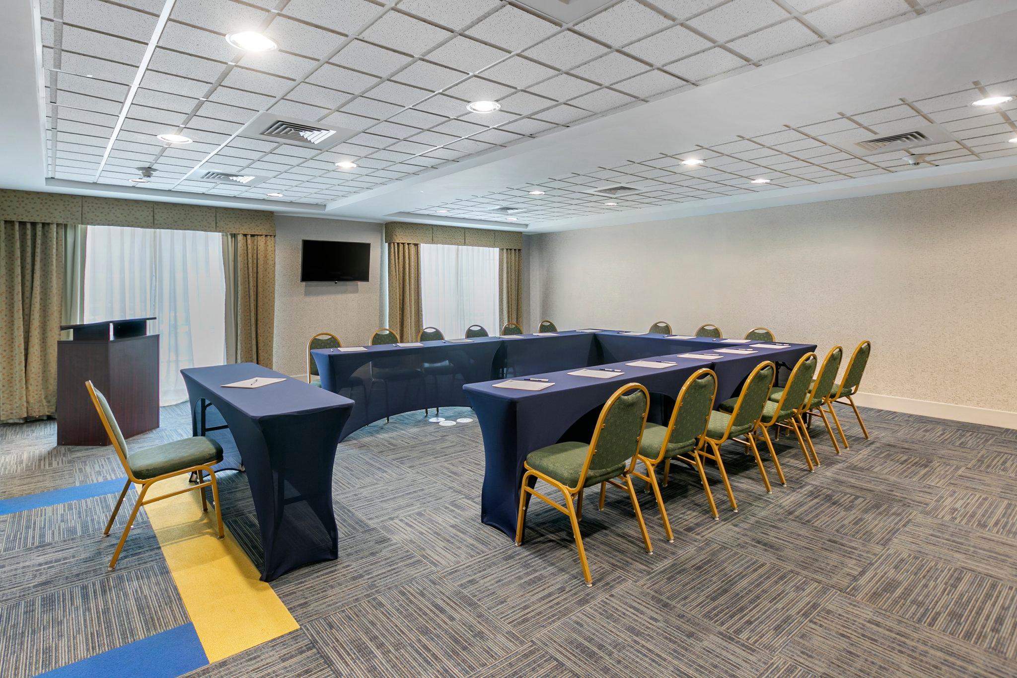 Holiday Inn Express & Suites Mount Arlington-Rockaway Area Photo