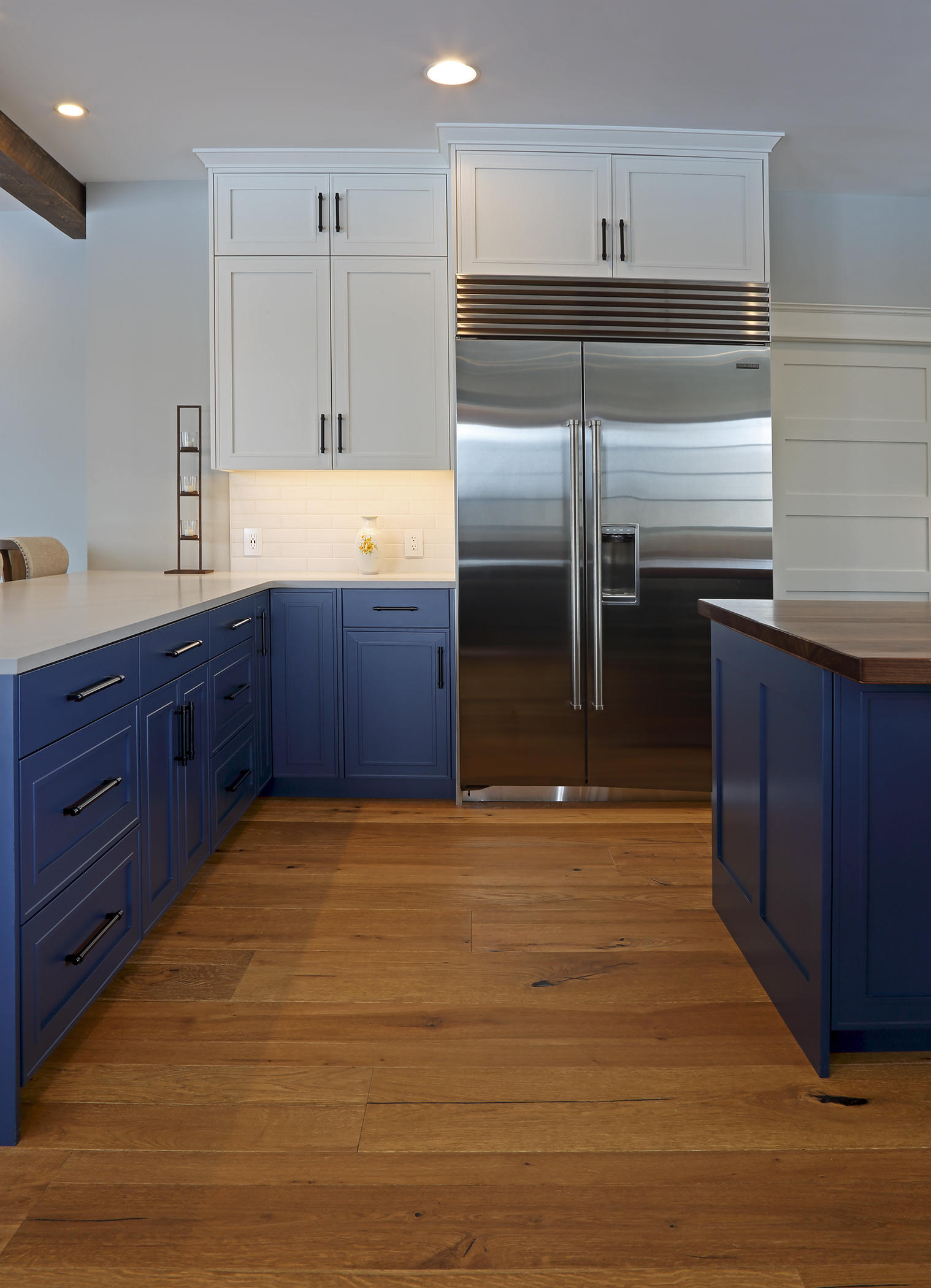 Gone are the days of neutral colors! This naval blue kitchen makes a statement.