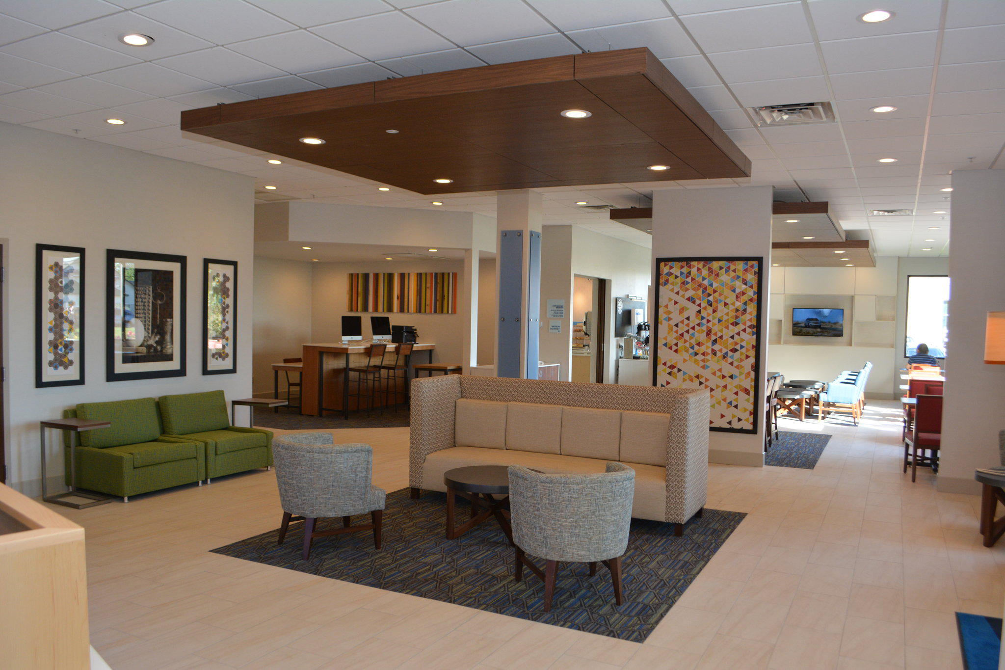 Holiday Inn Express & Suites Waterville - North Photo