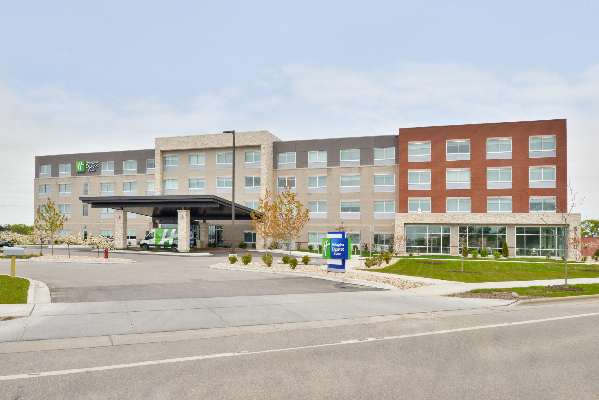 Holiday Inn Express & Suites Madison Photo