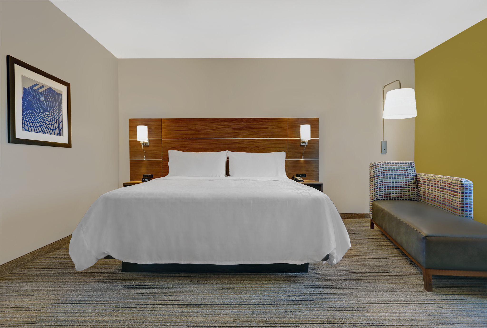 Holiday Inn Express & Suites Lenexa - Overland Park Area Photo