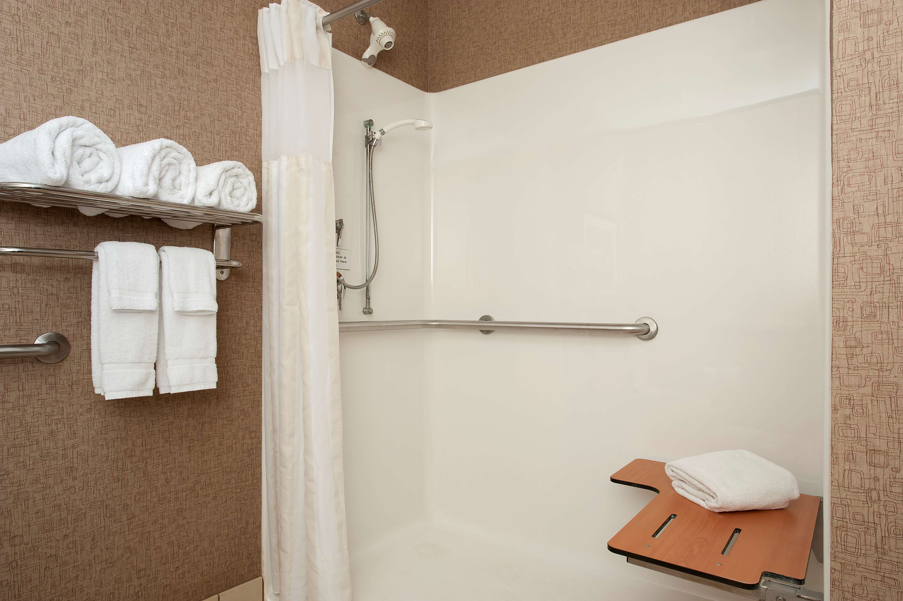 Guest room bath