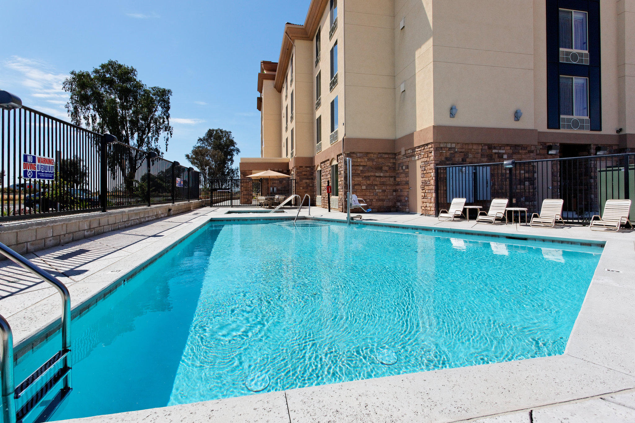 Holiday Inn Express & Suites Fresno Northwest-Herndon Photo