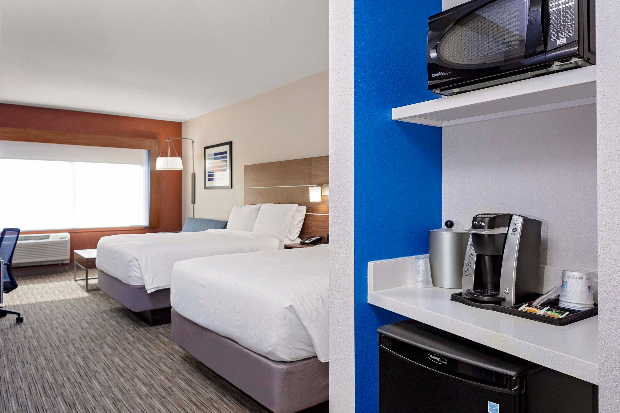 Holiday Inn Express & Suites Madison Photo