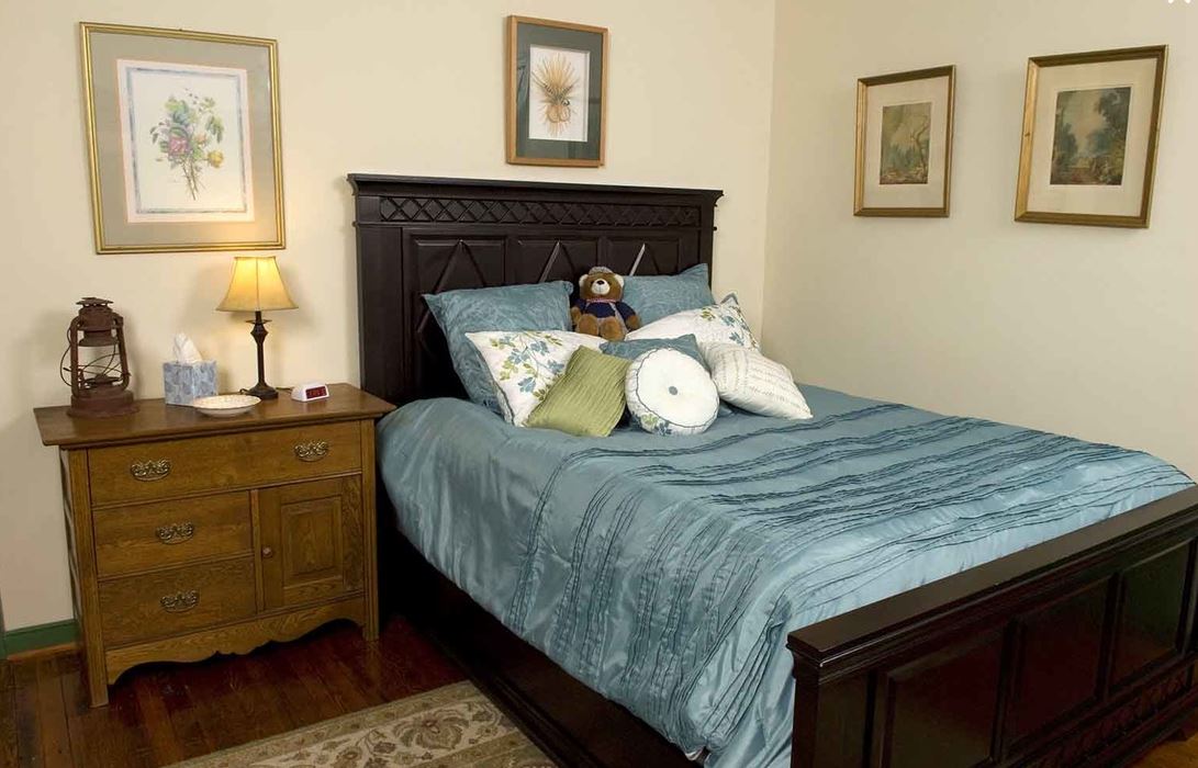 Tinder Guest House Logo