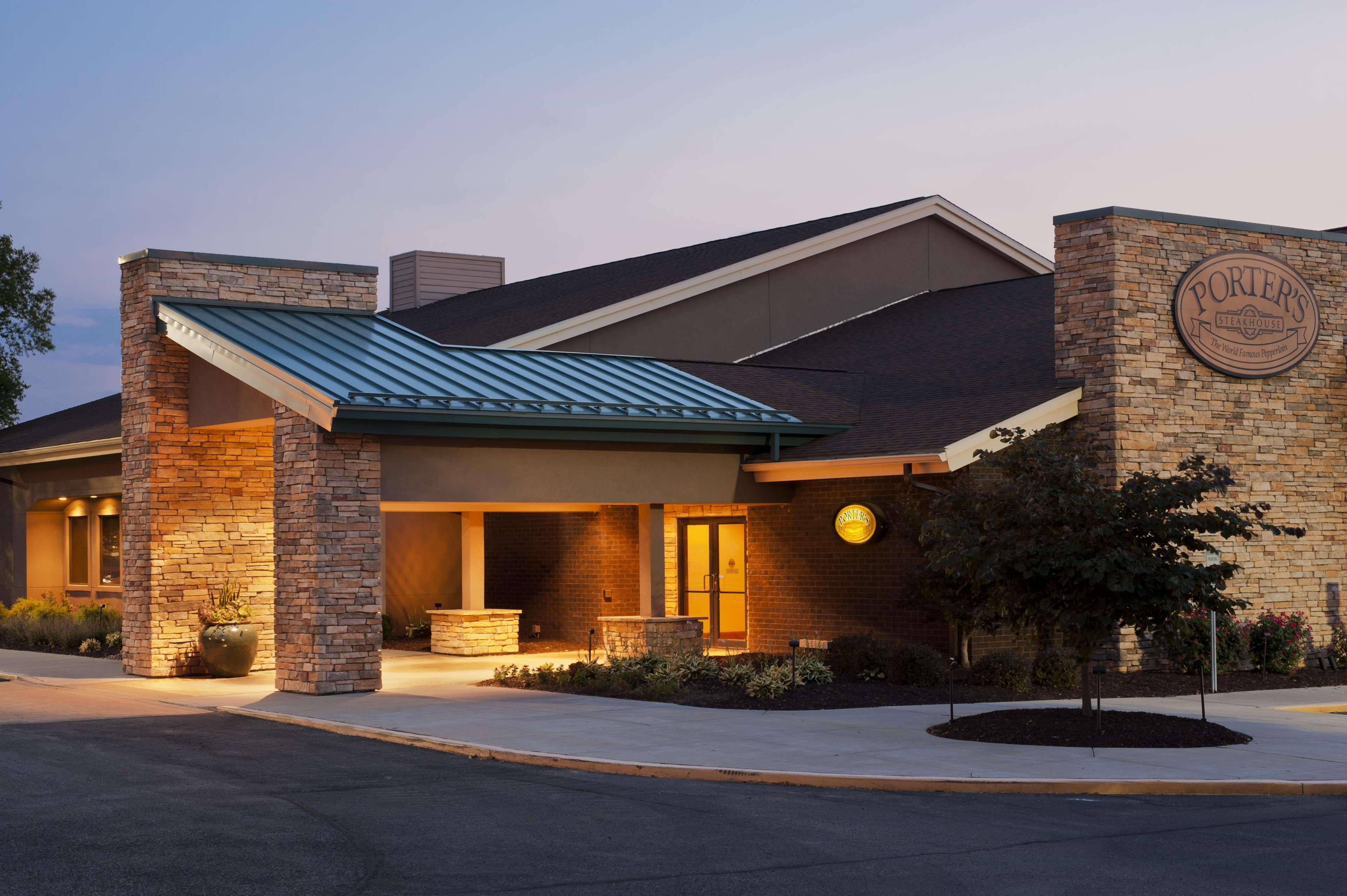 DoubleTree by Hilton Hotel Collinsville - St. Louis Photo