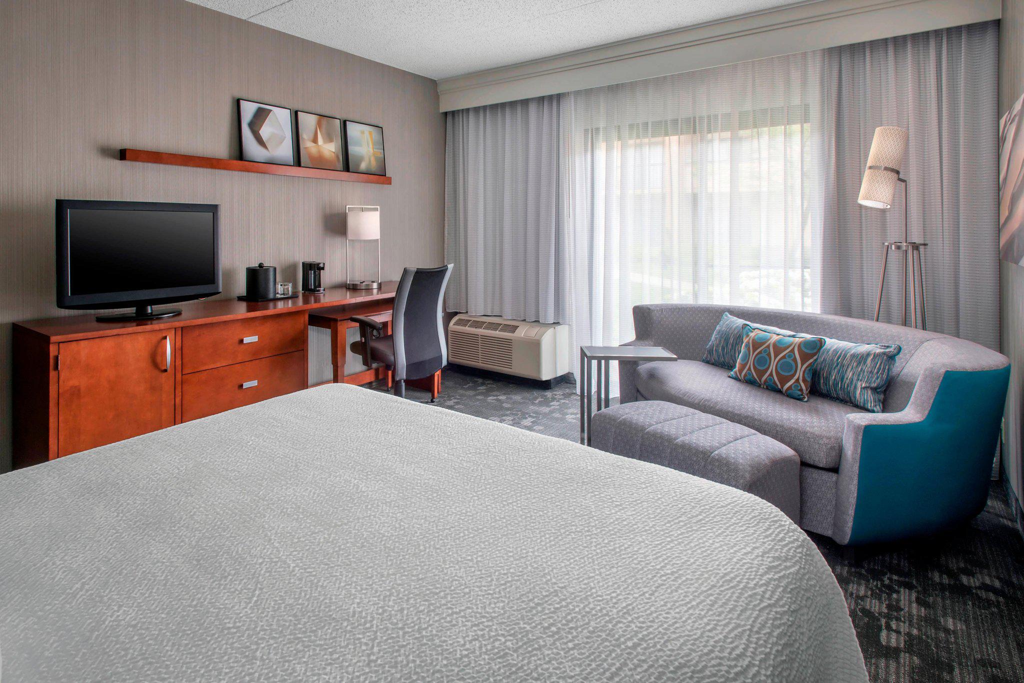 Courtyard by Marriott Newark Liberty International Airport Photo