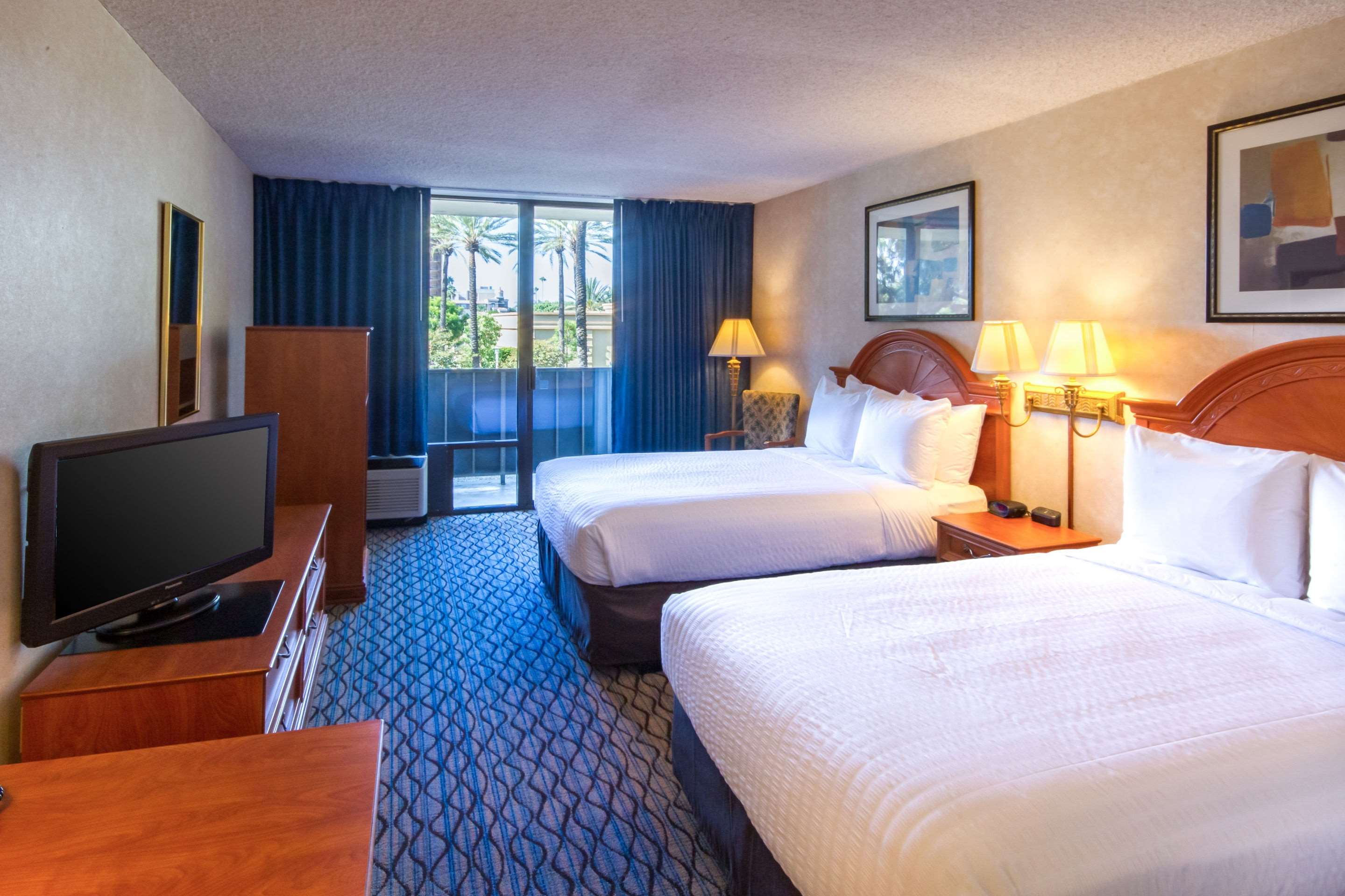 Clarion Hotel Anaheim Resort Photo