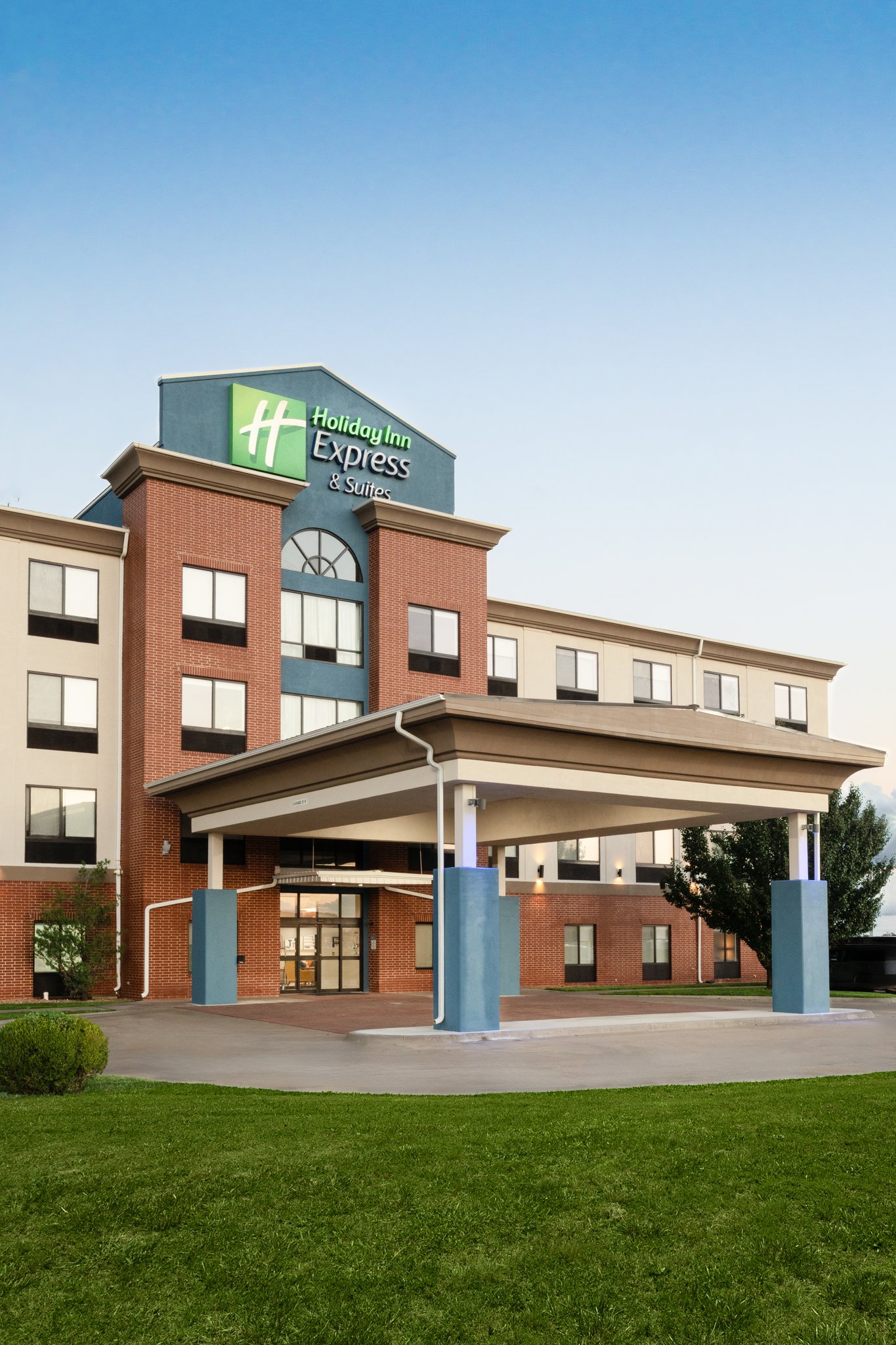 Holiday Inn Express & Suites Pratt by IHG Image
