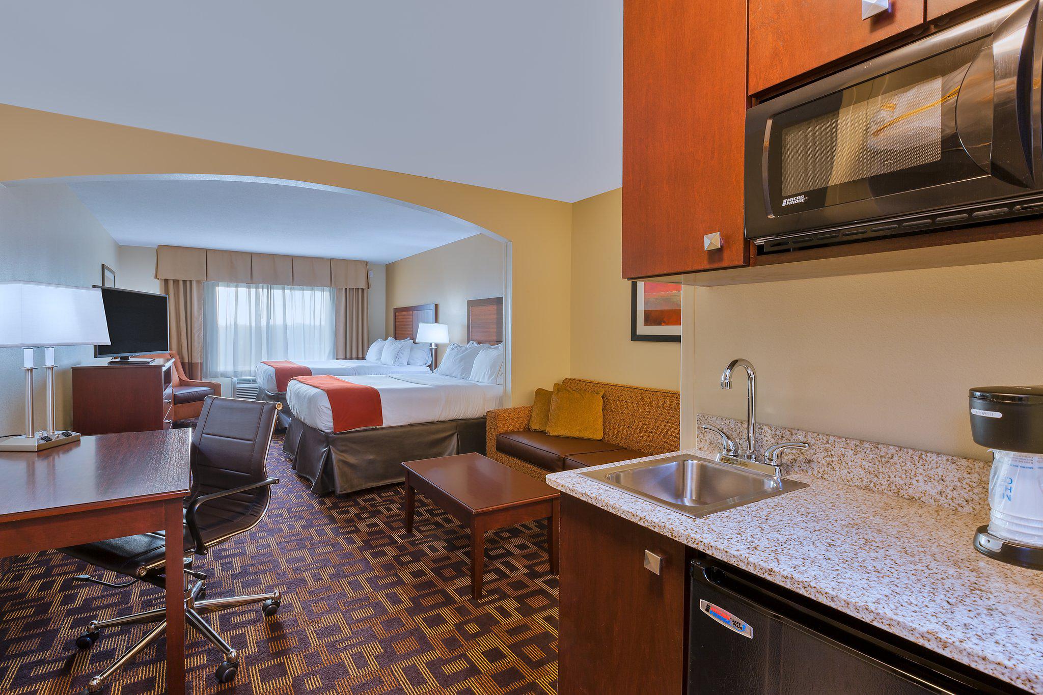 Holiday Inn Express & Suites Salina Photo