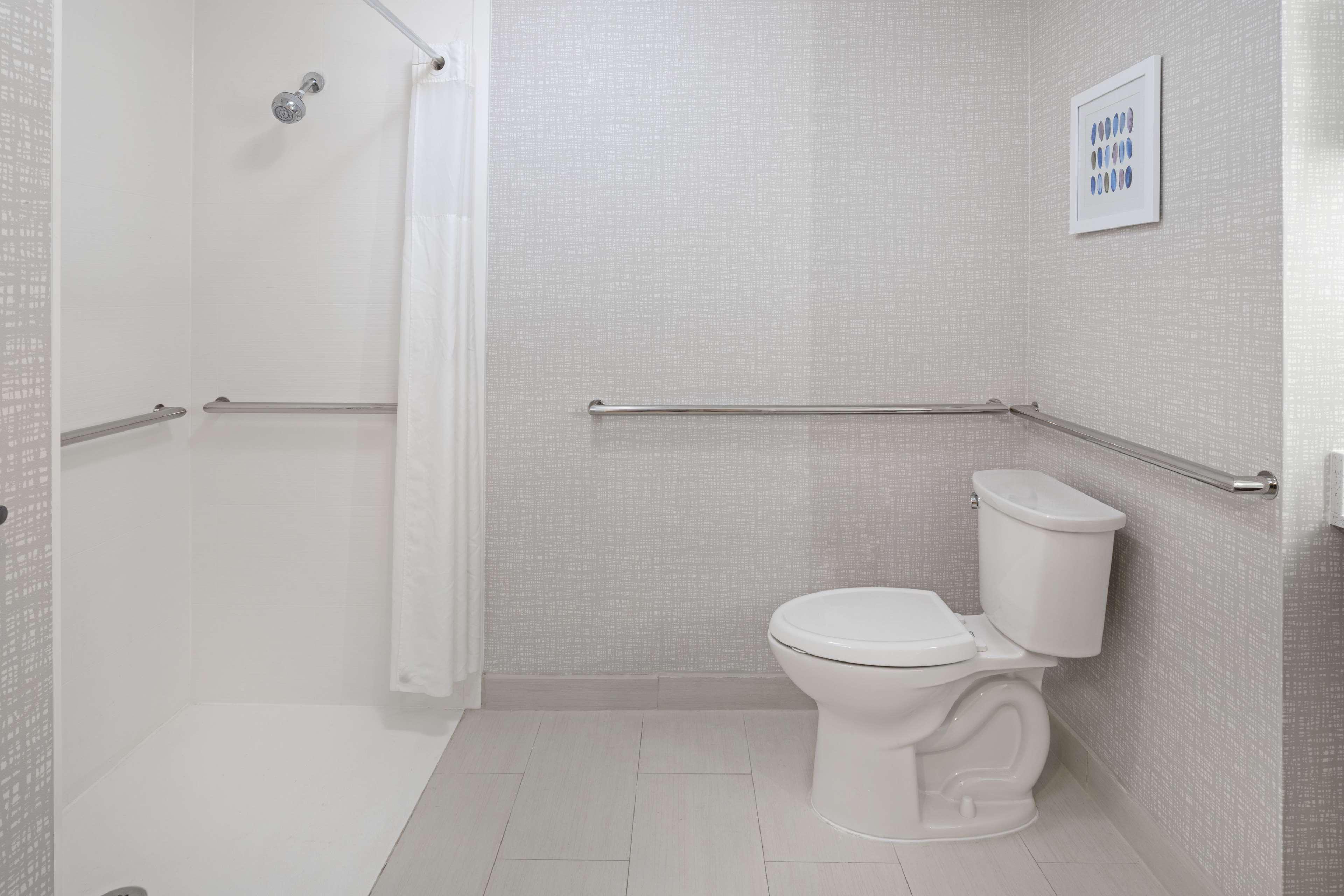 Guest room bath