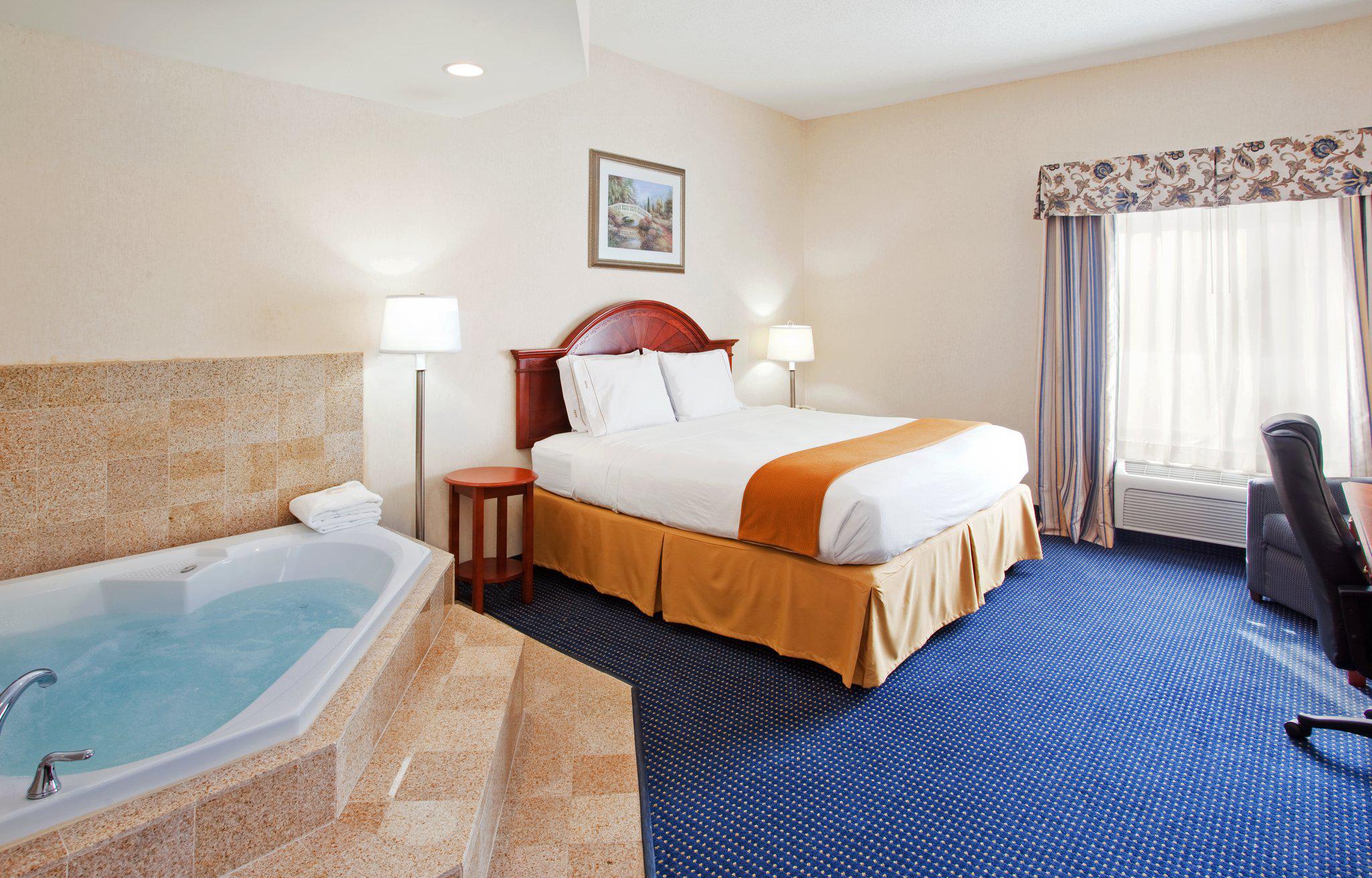 Holiday Inn Express & Suites Cleveland-Richfield Photo