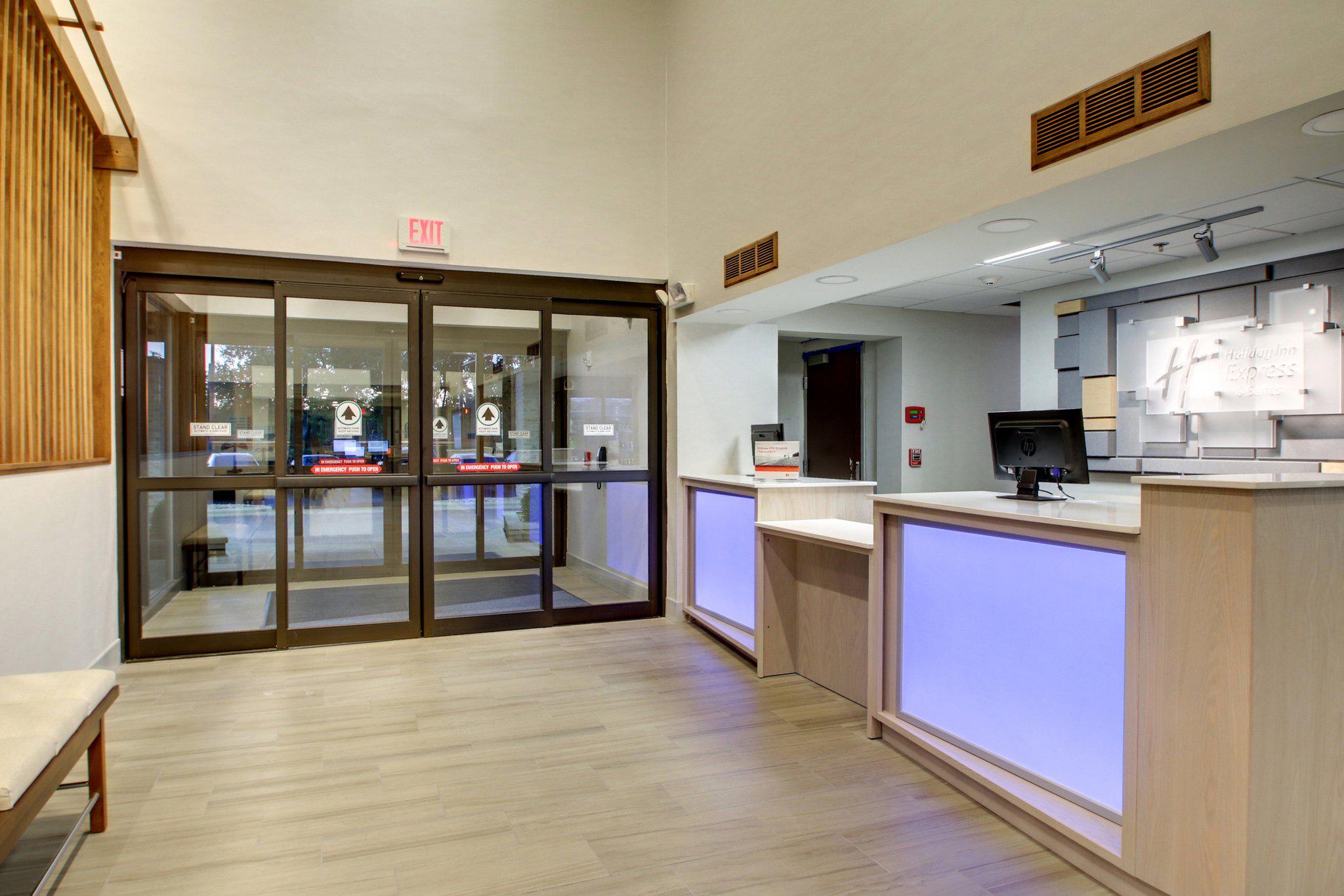 Holiday Inn Express & Suites Aurora - Naperville Photo