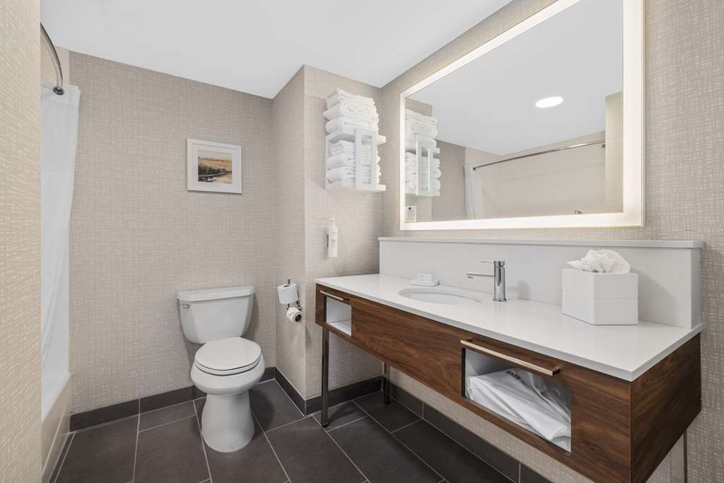 Hampton Inn & Suites Bakersfield Central Image