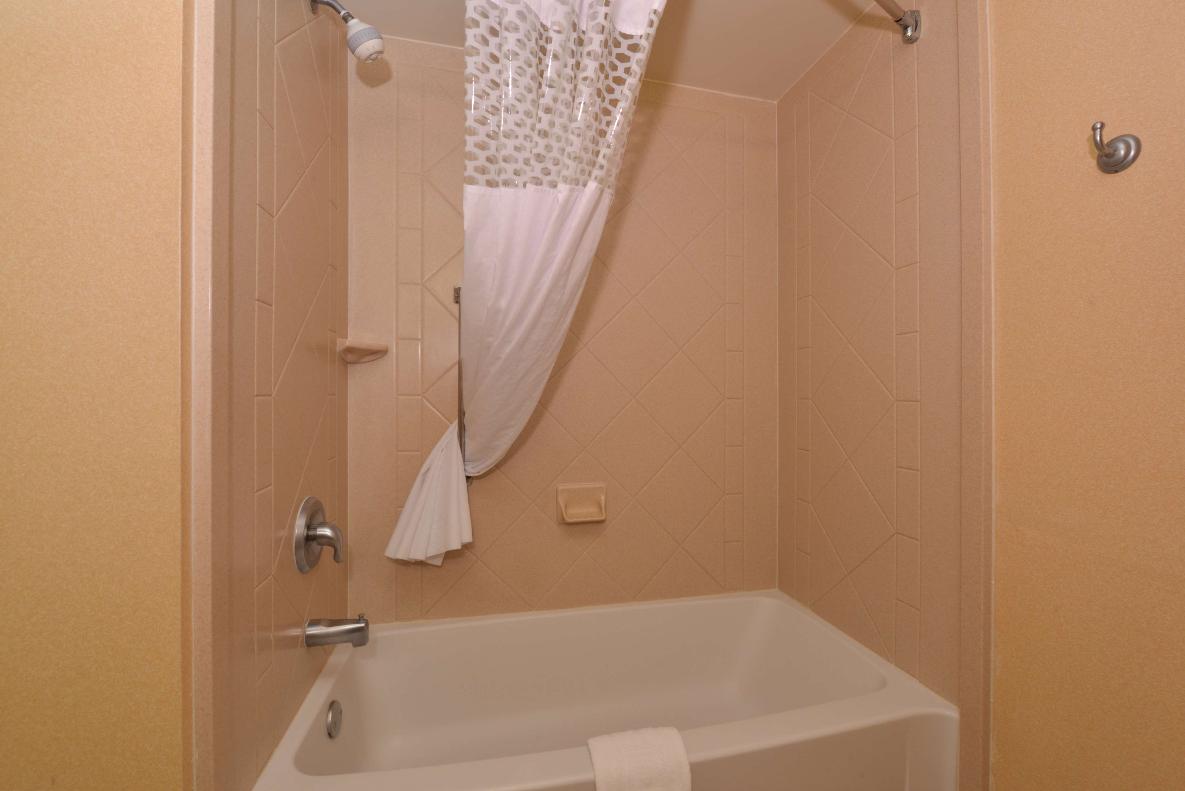 Guest room bath