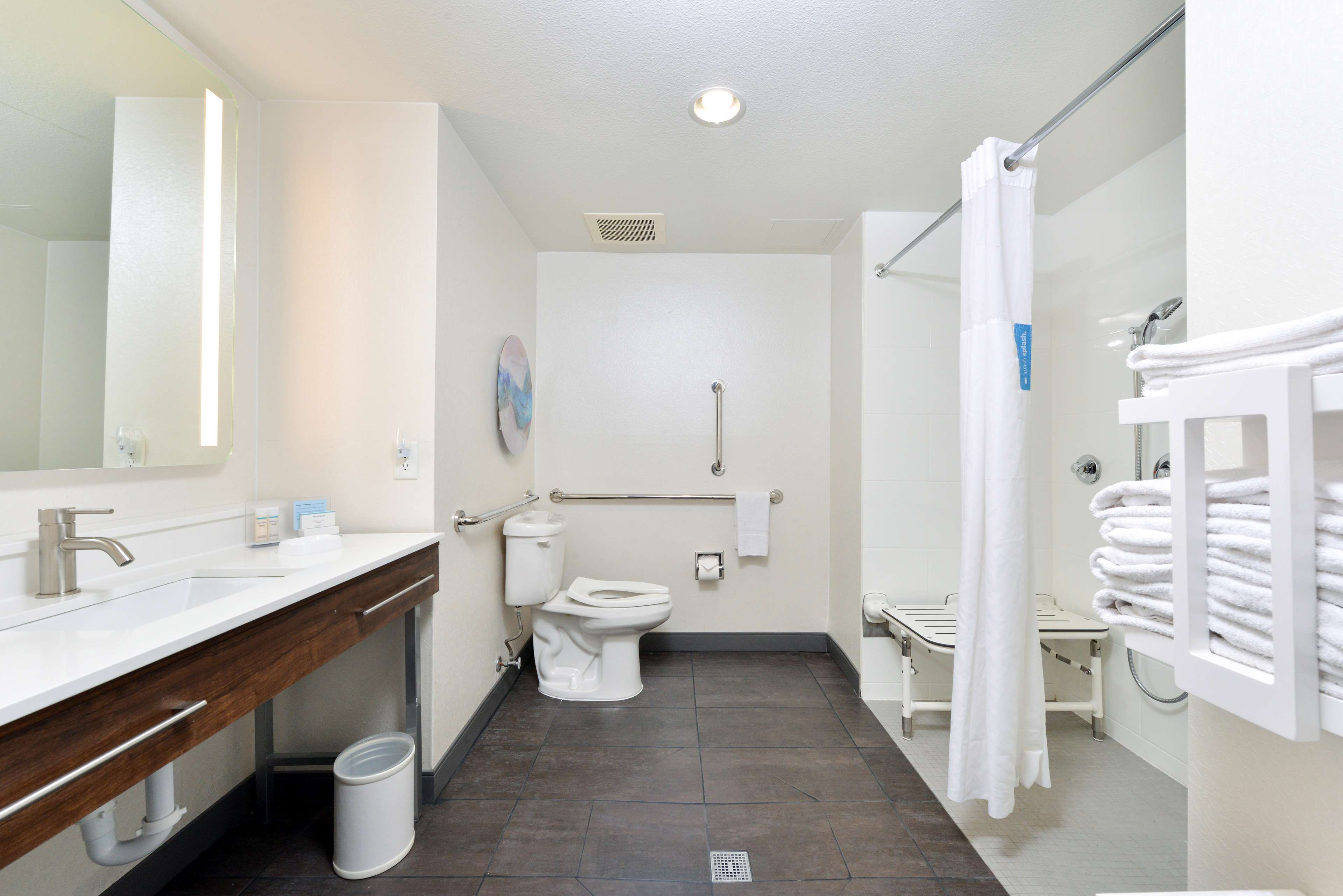 Guest room bath