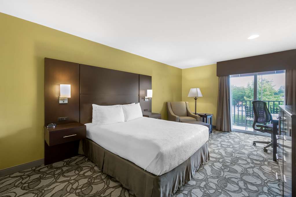 Best Western Plus Plaza by the Green Image