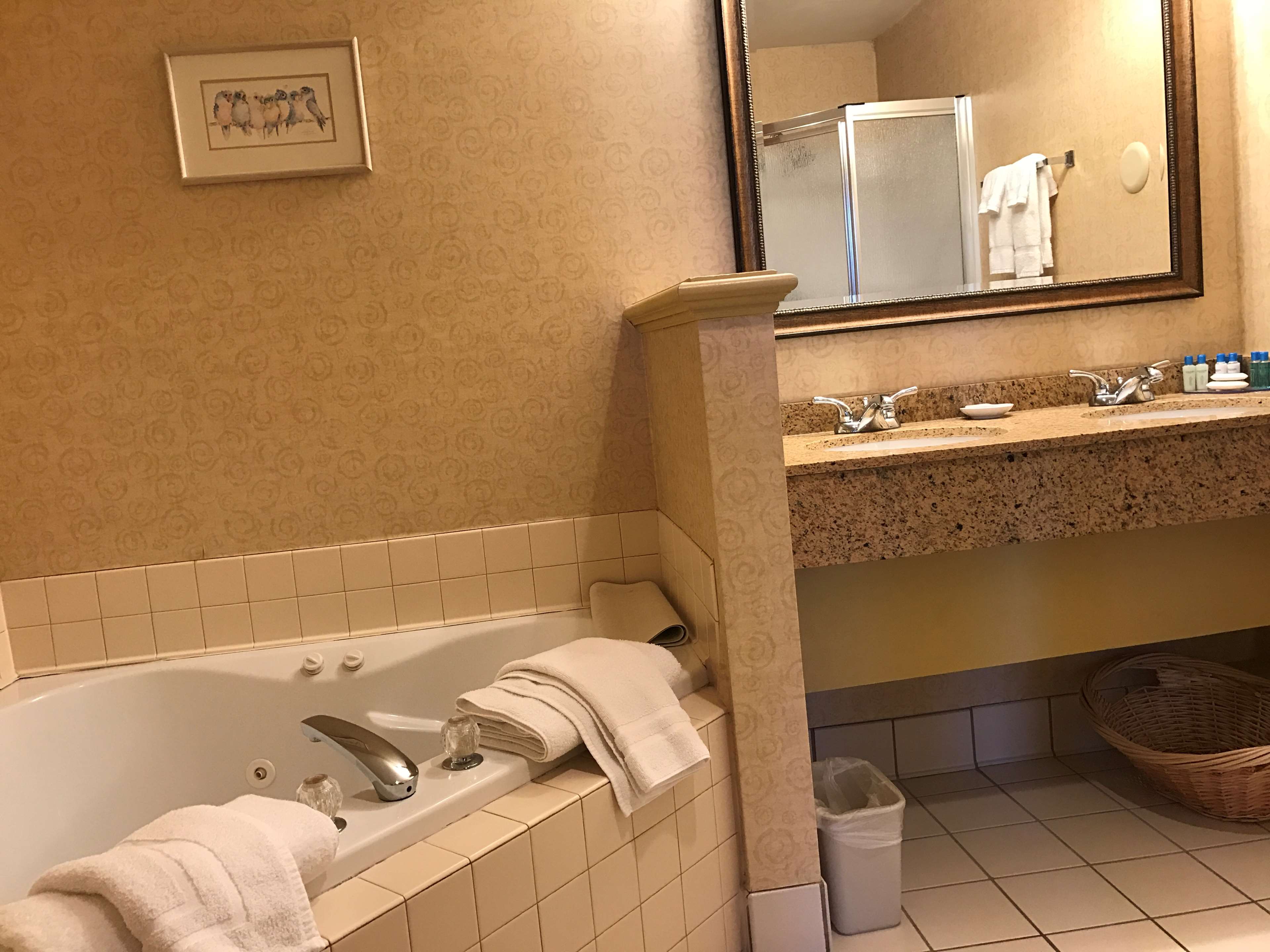 Best Western Plus Revere Inn & Suites Photo