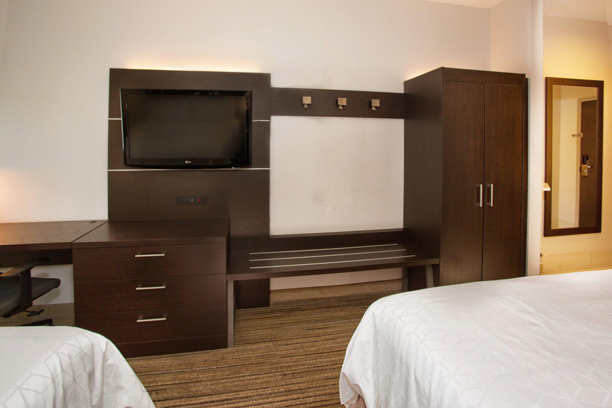 Holiday Inn Express & Suites Port Charlotte Photo