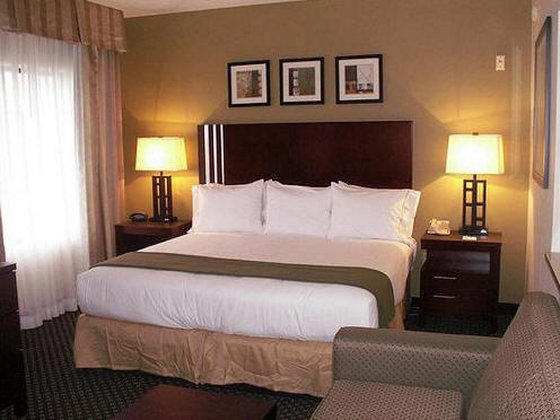 Holiday Inn Express & Suites Indianapolis - East Photo