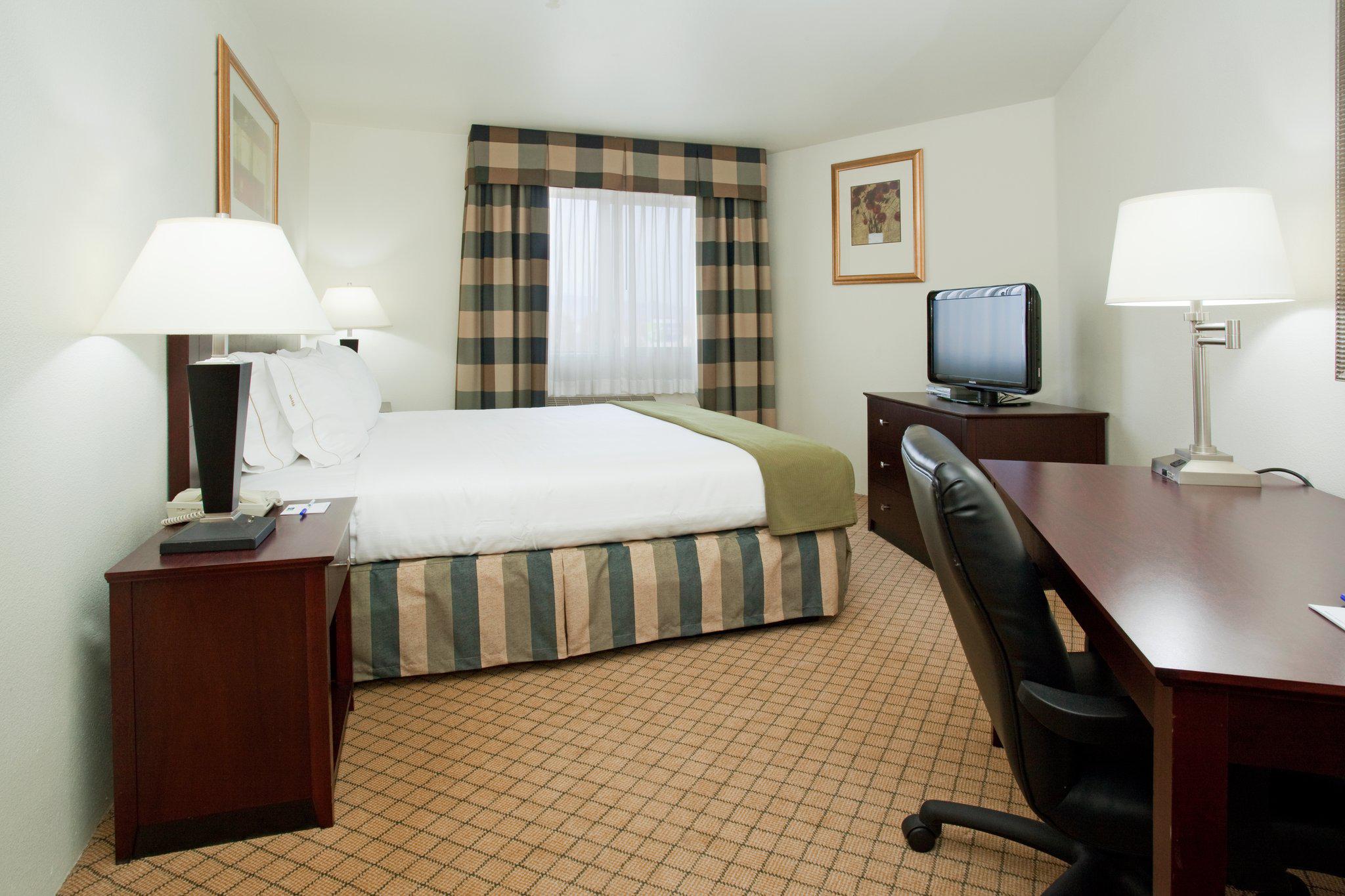 Holiday Inn Express & Suites Colorado Springs Airport Photo