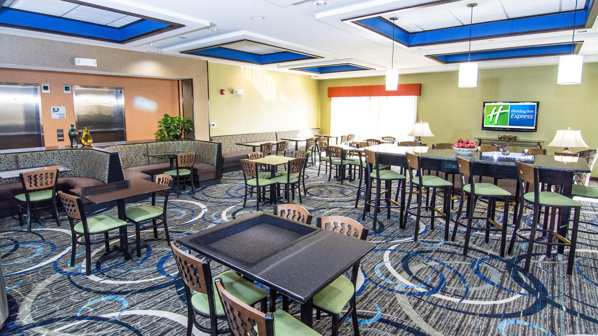 Holiday Inn Express & Suites Elkton - University Area Photo