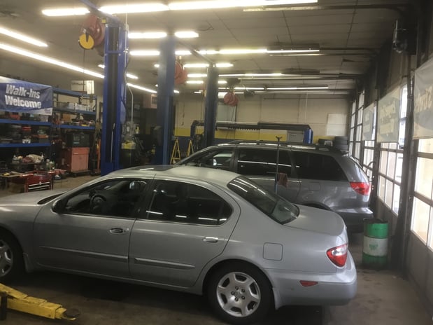 Images Des Plaines Auto Clinic & Tire