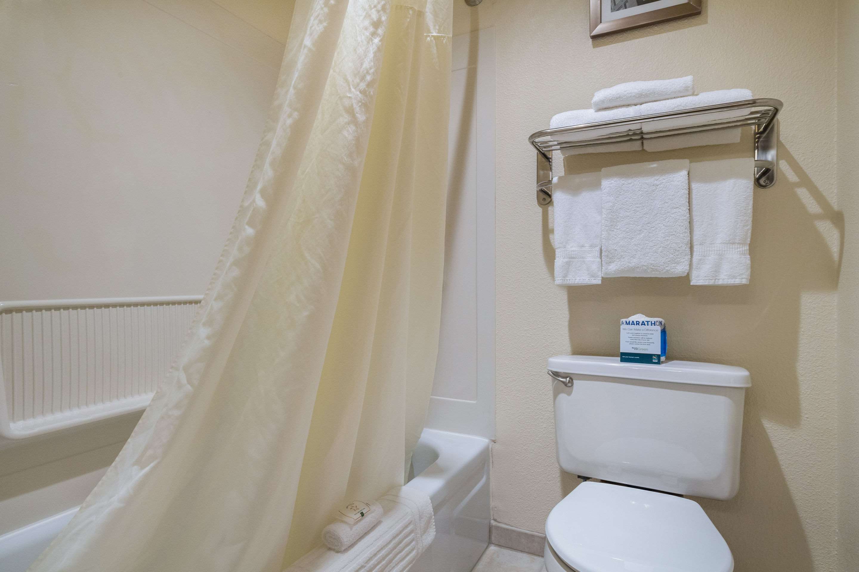 Quality Inn & Suites Silverdale Bangor-Keyport Photo