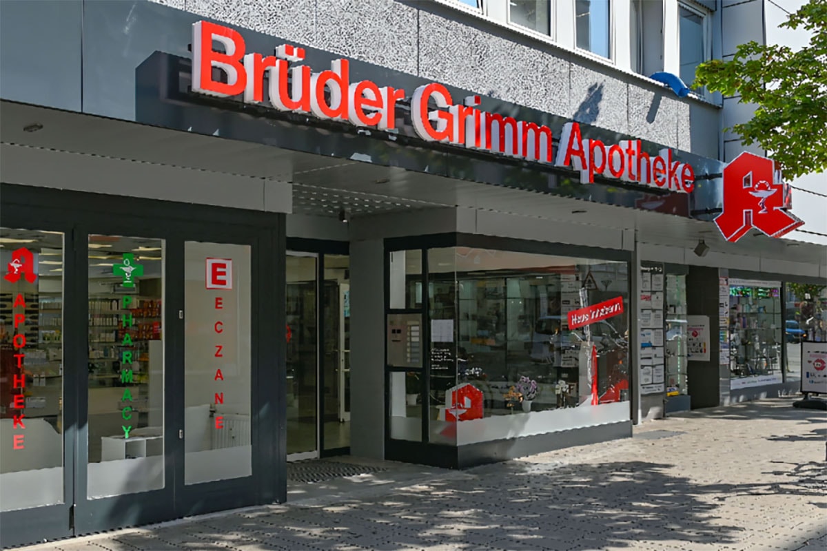Aussenansicht der Brüder-Grimm-Apotheke