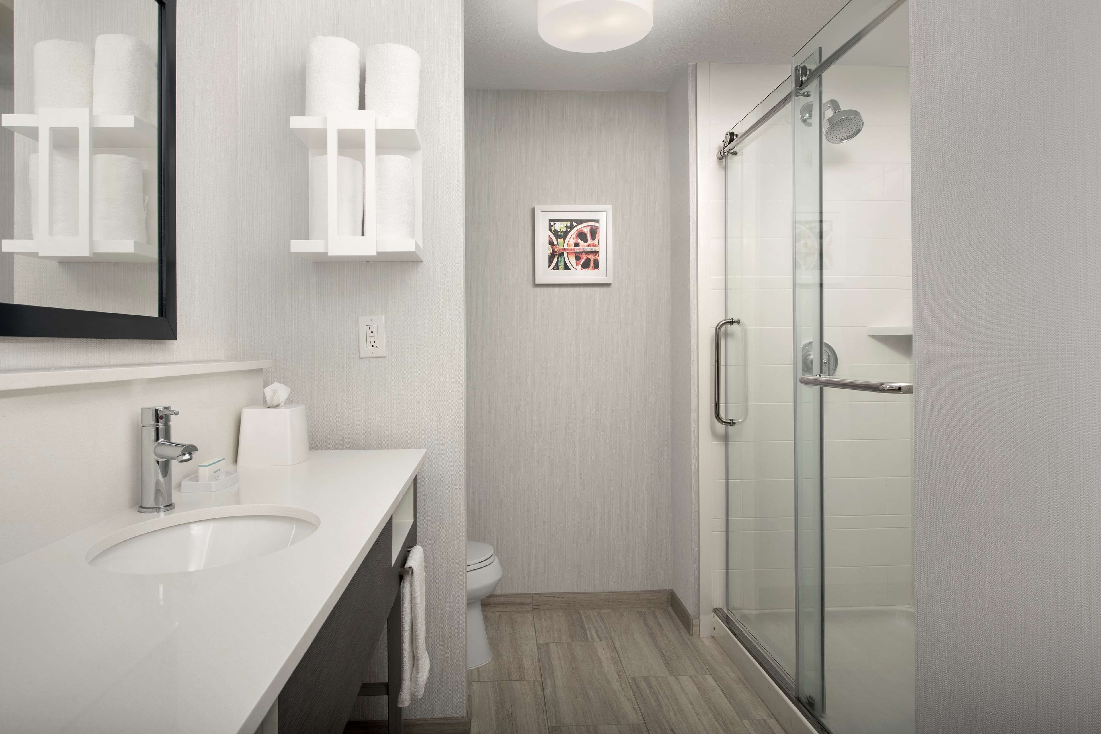 Guest room bath