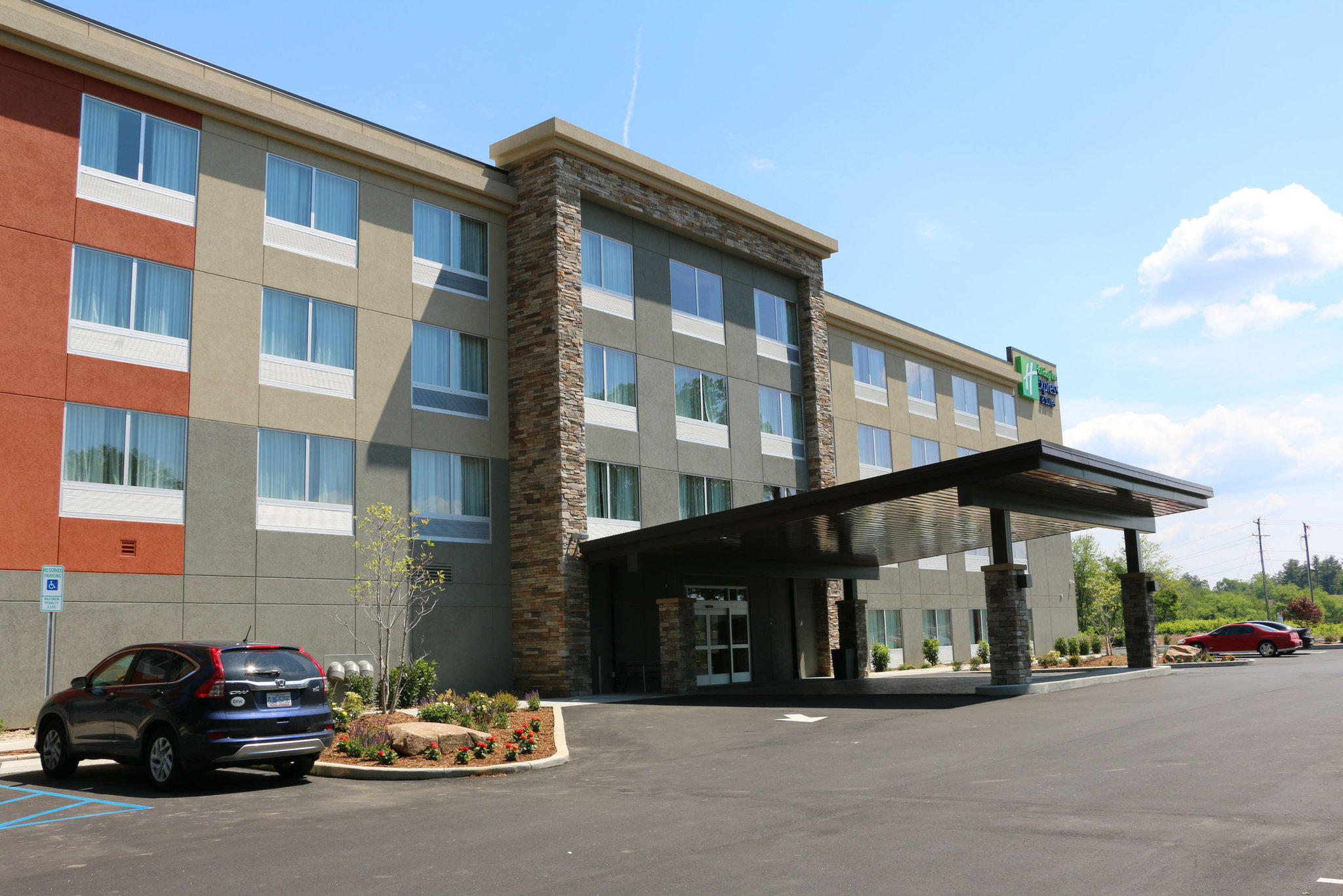 Holiday Inn Express & Suites Hendersonville SE - Flat Rock Photo