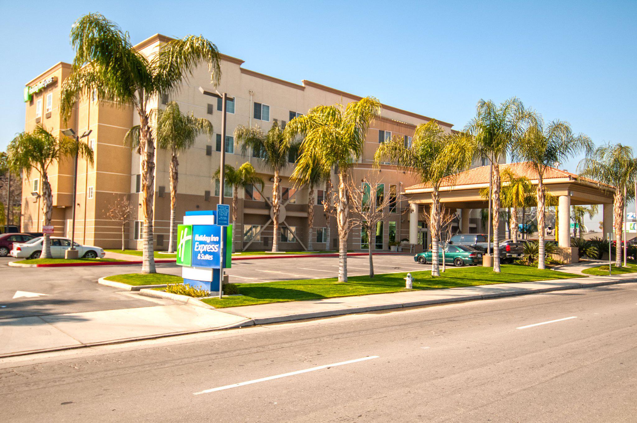 Holiday Inn Express & Suites Bakersfield Central Photo