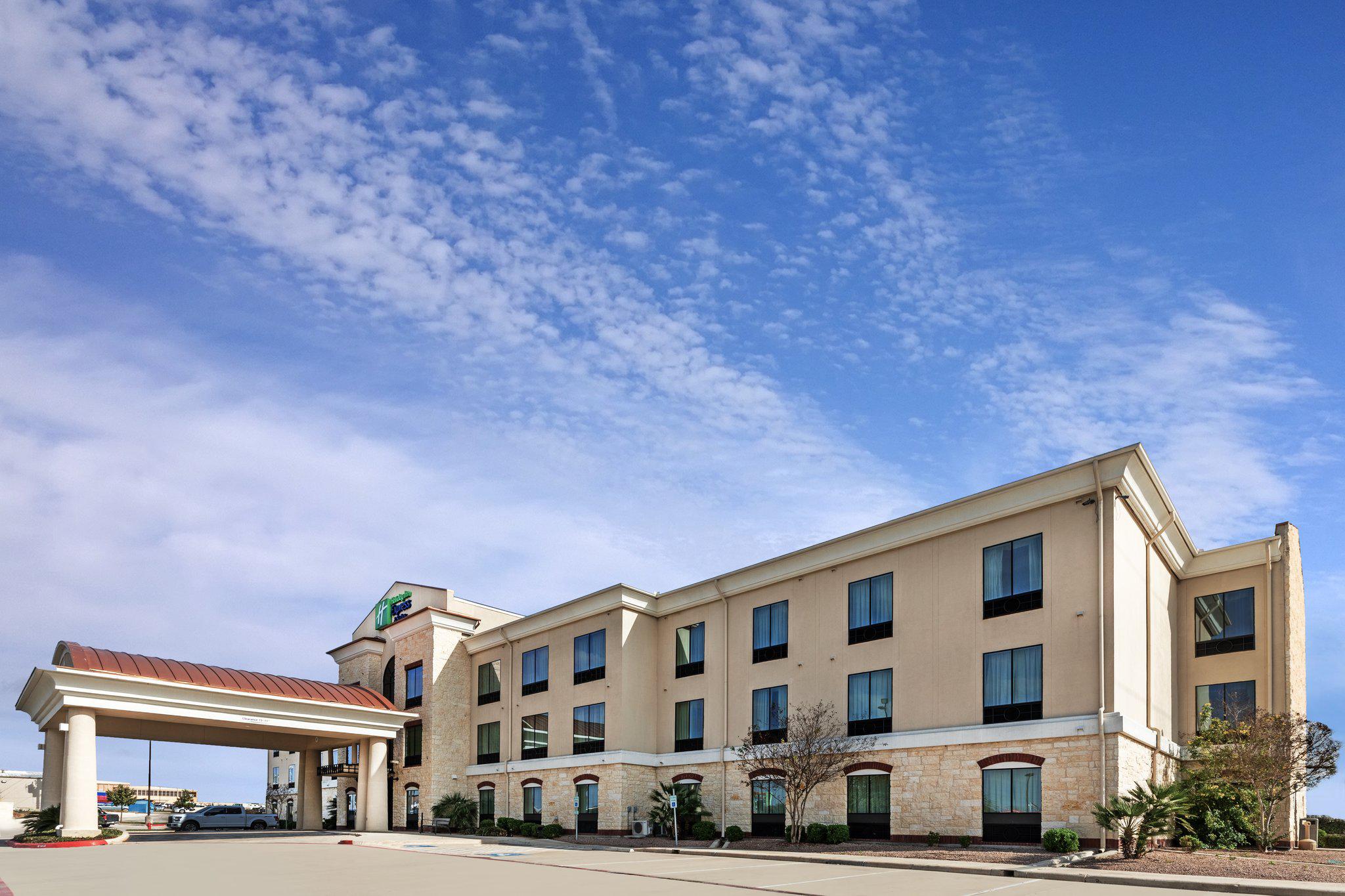 Holiday Inn Express & Suites Floresville Photo