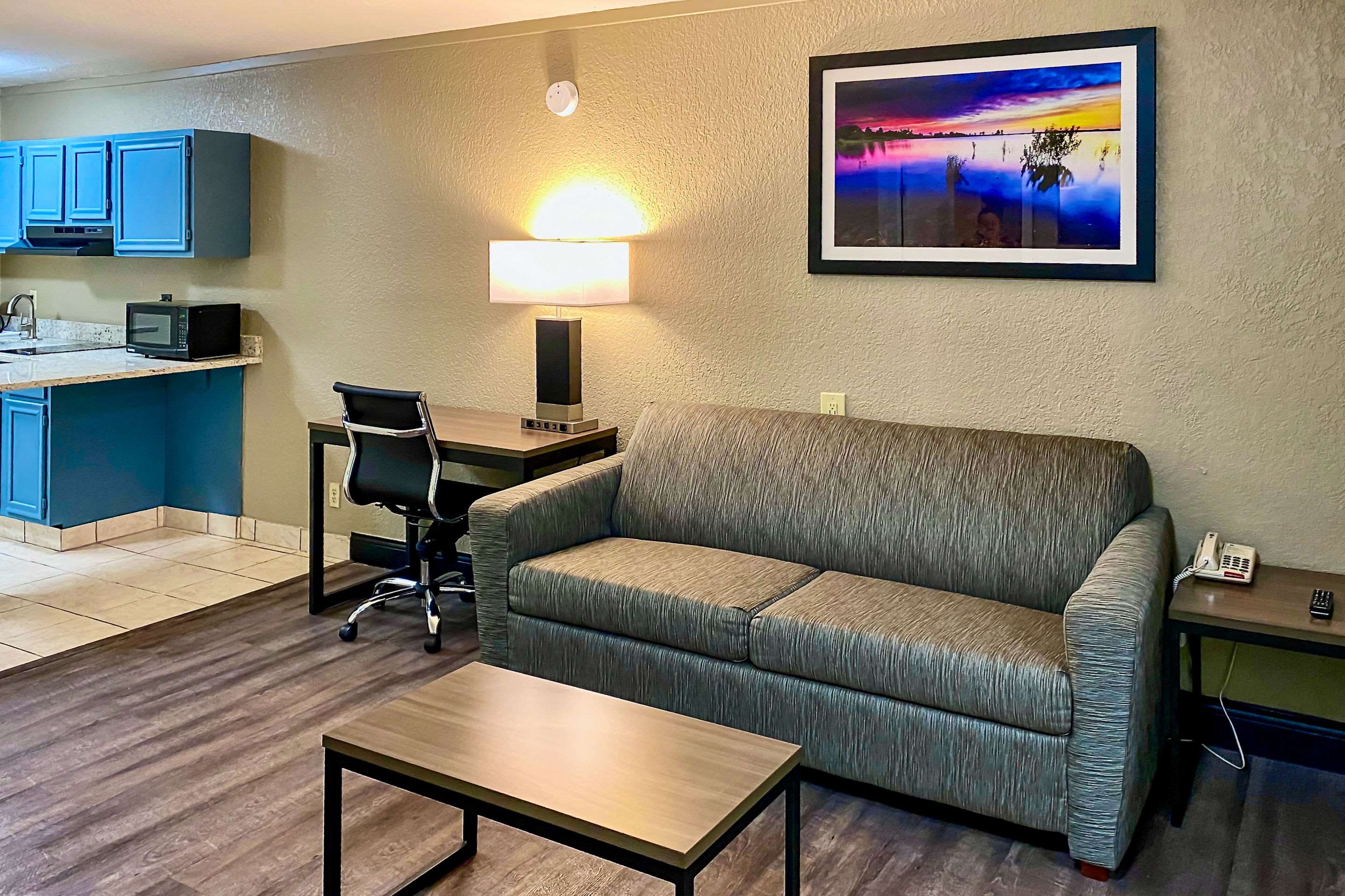 Quality Inn & Suites Airport Photo